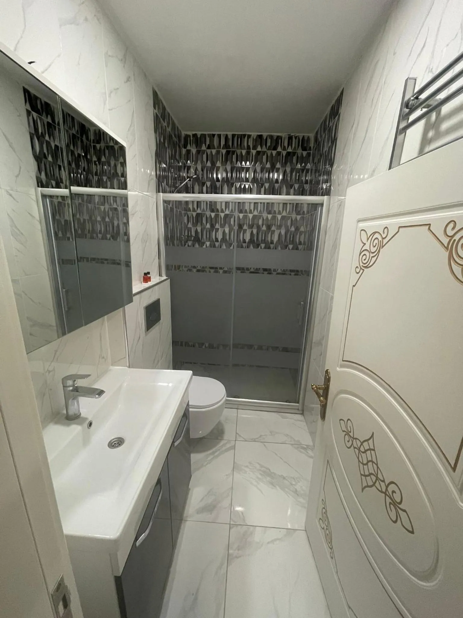 Shower in AVRASYAQUEEN HOTEL