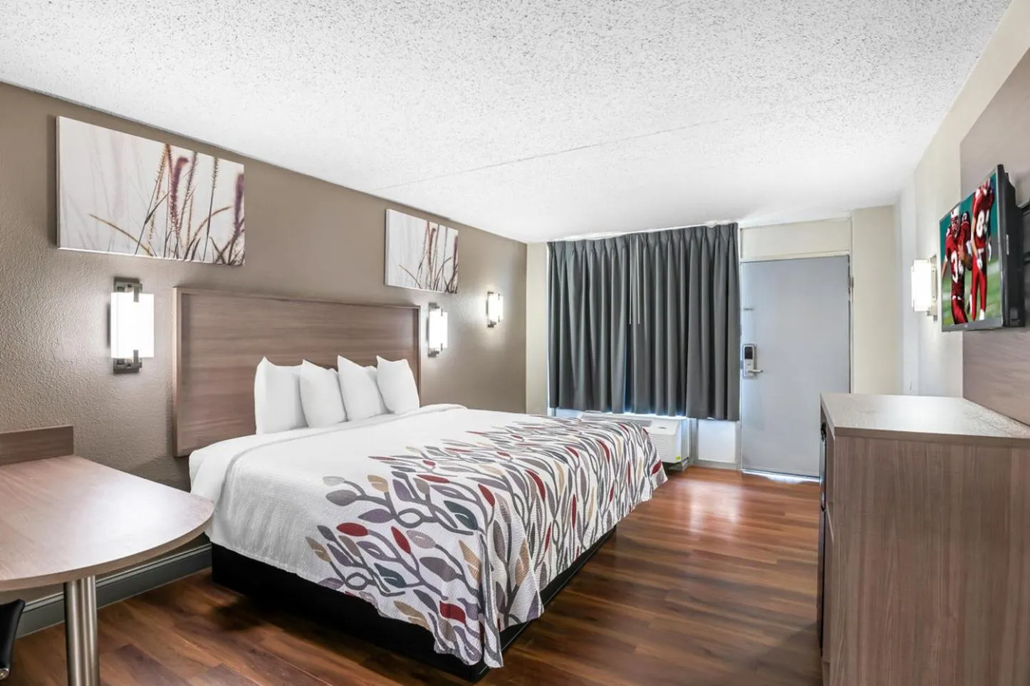 Photo of the whole room, Bed in Sandston Inn