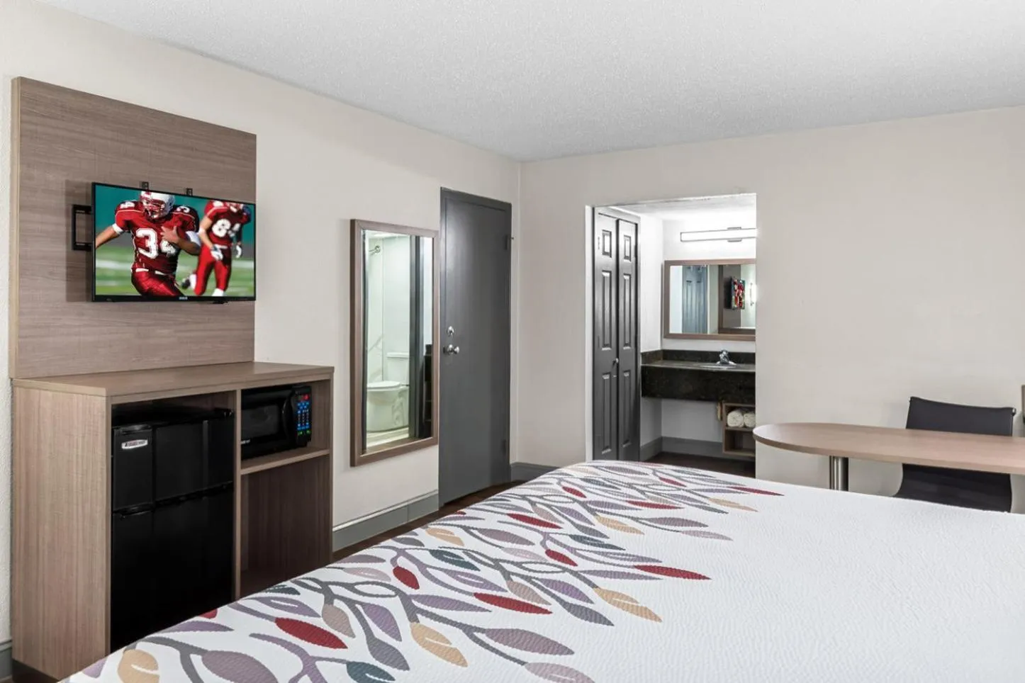 Photo of the whole room, Bed in Sandston Inn