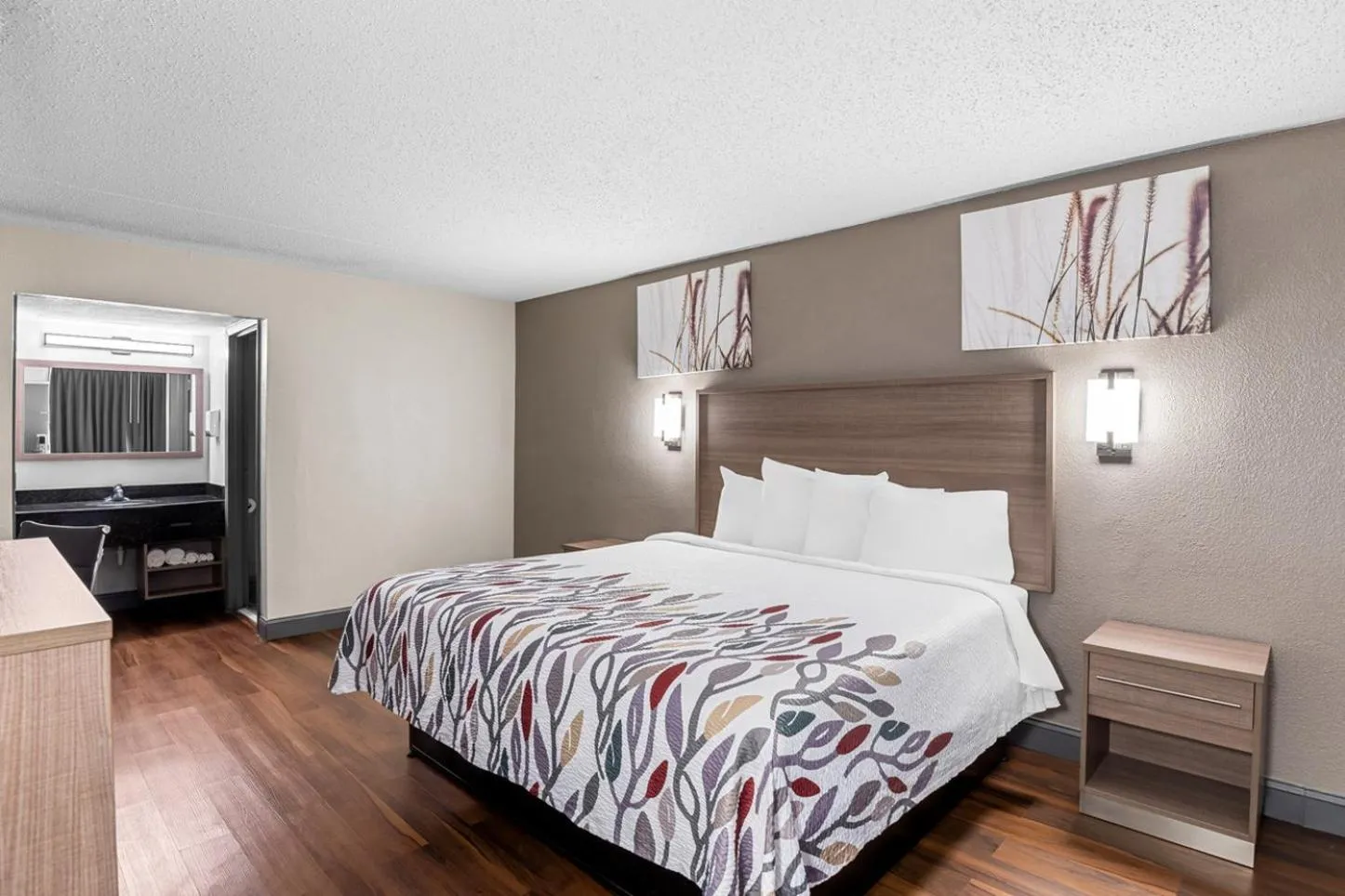 Photo of the whole room, Bed in Sandston Inn