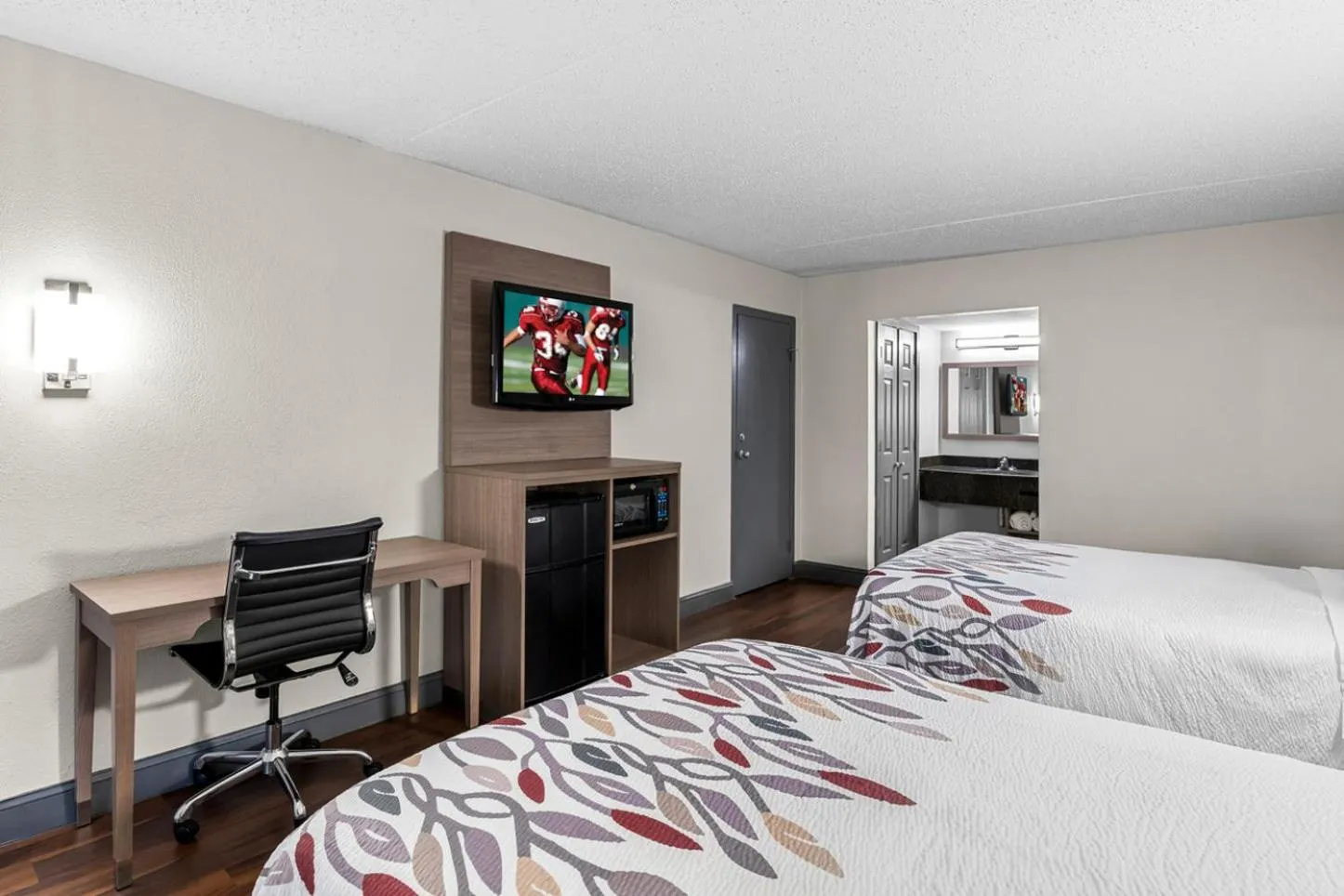 Photo of the whole room, Bed in Sandston Inn