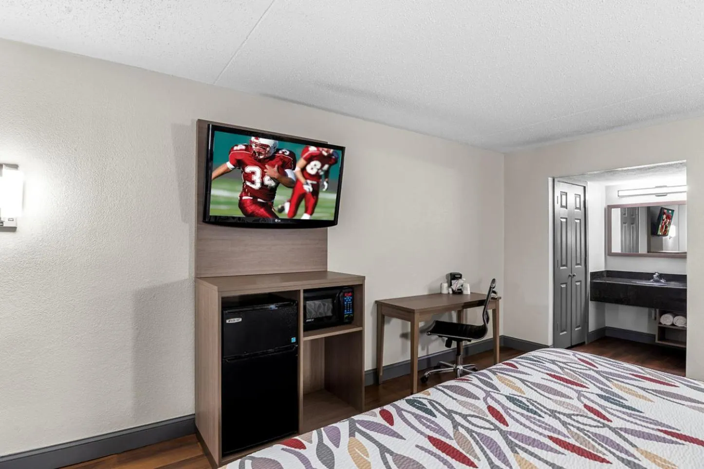 Photo of the whole room, Bed in Sandston Inn