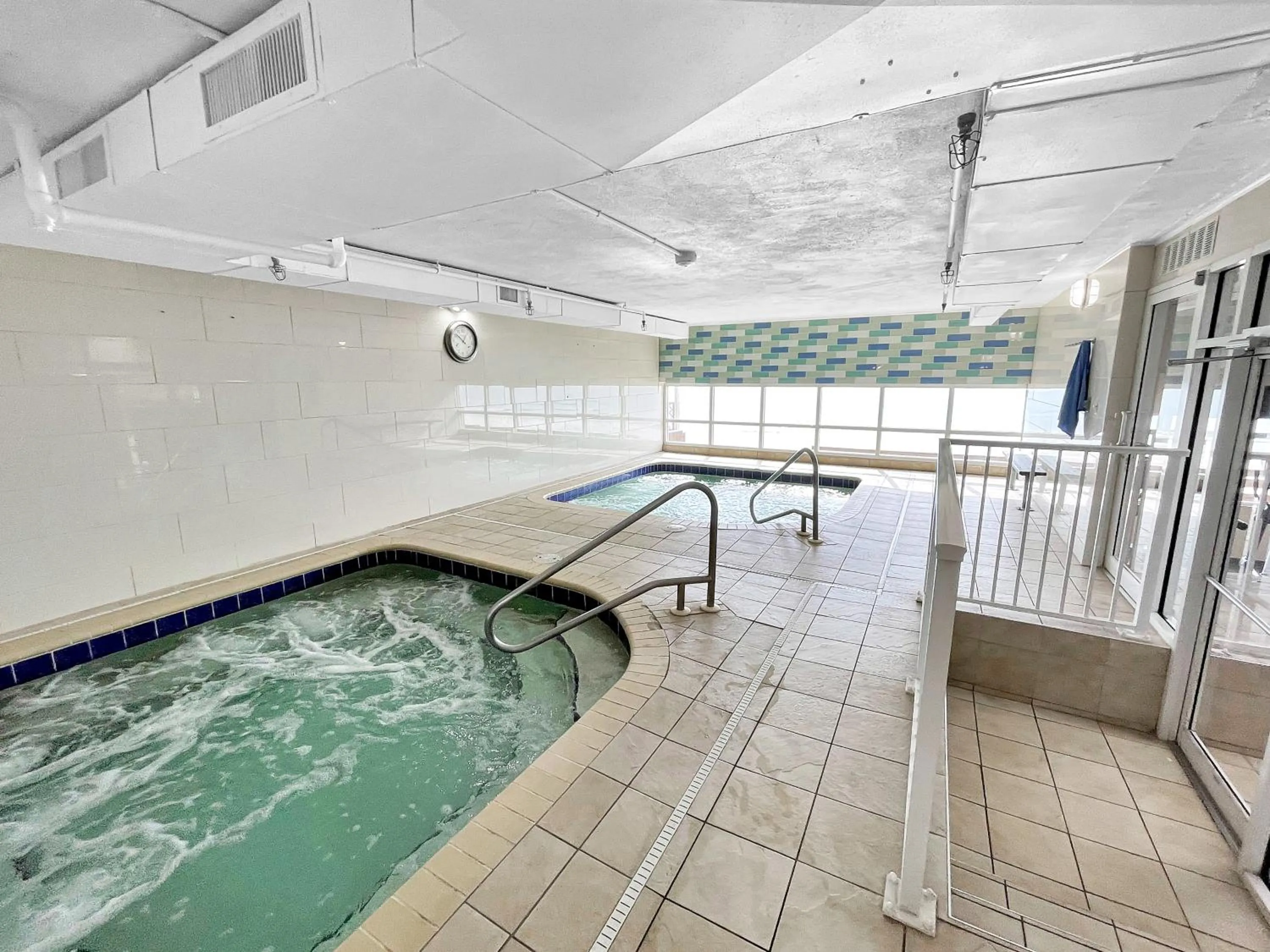 Hot Tub in Million Dollar Views, Stunning Beachfront Property