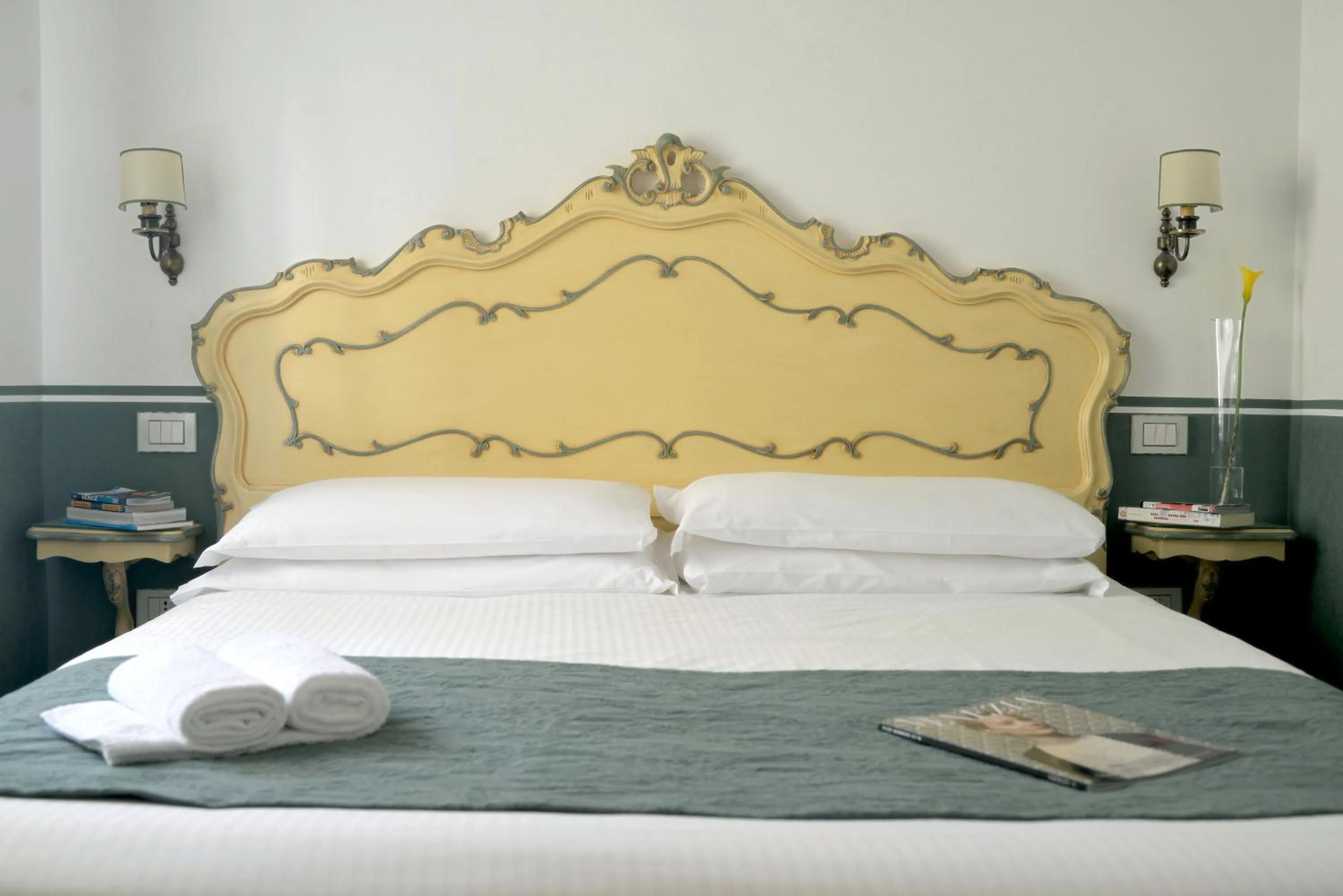 Bed in Ca' San Trovaso - 6 Rooms