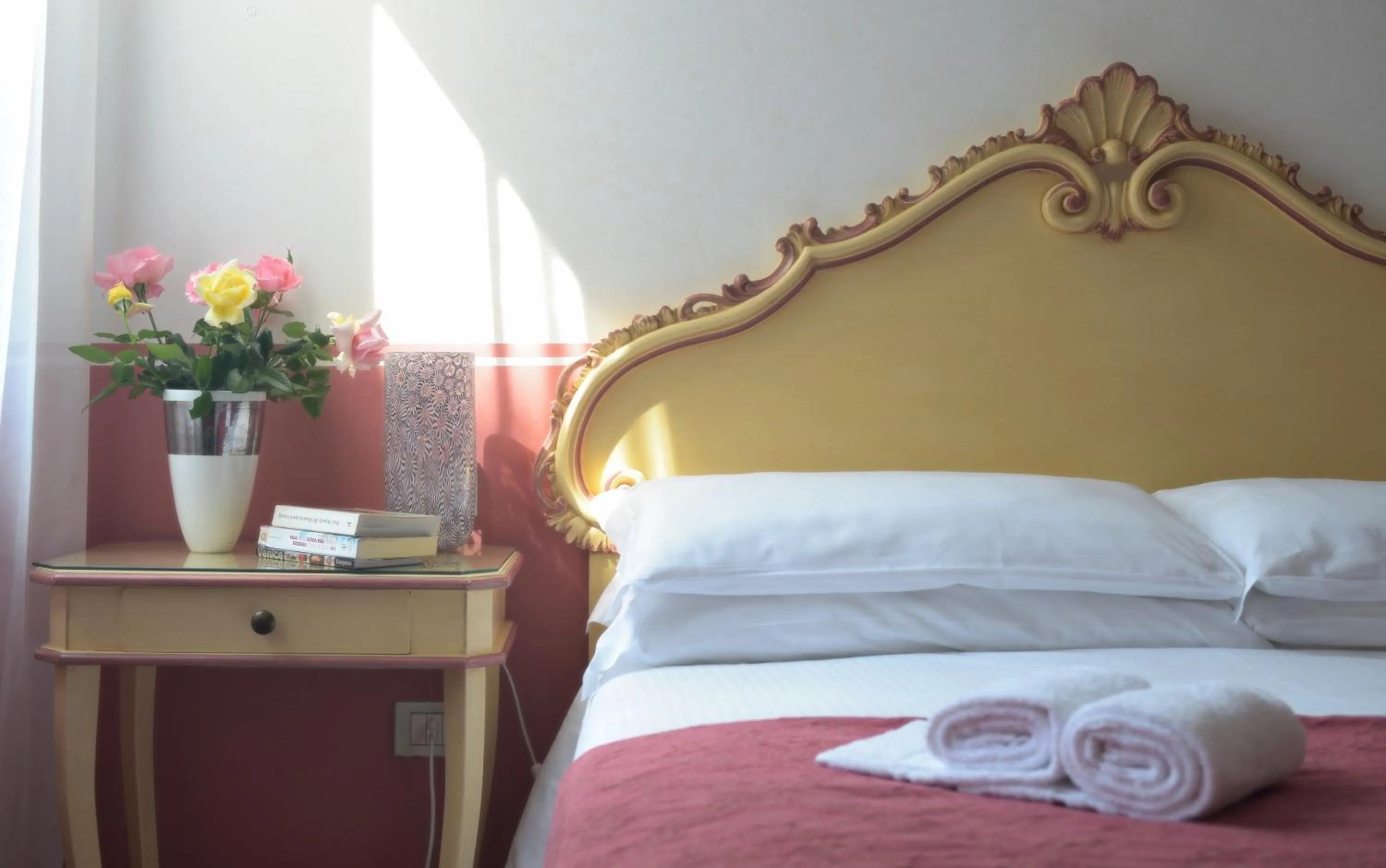 Decorative detail, Bed in Ca' San Trovaso - 6 Rooms