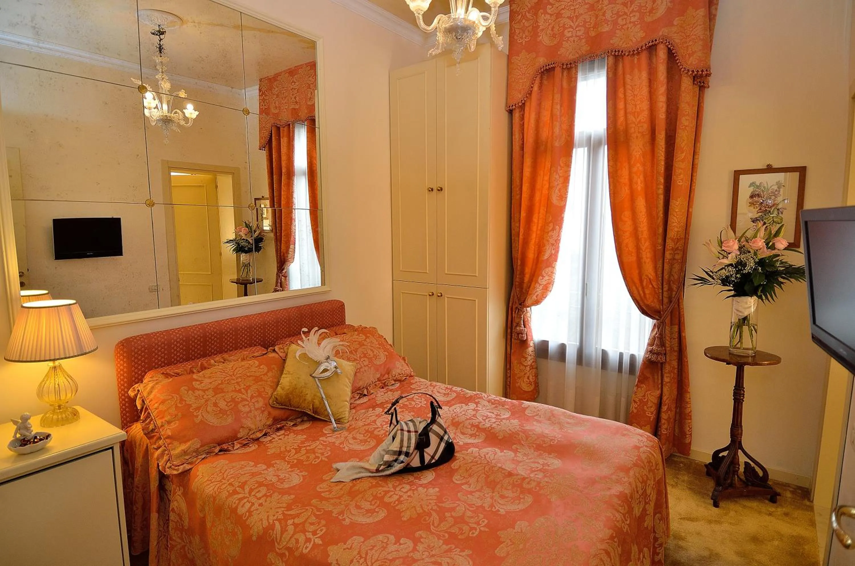 Photo of the whole room, Bed in Palazzo Odoni