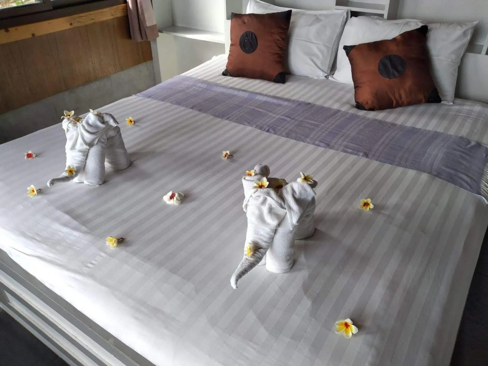 Bed in Tree House Bungalows Koh Tao