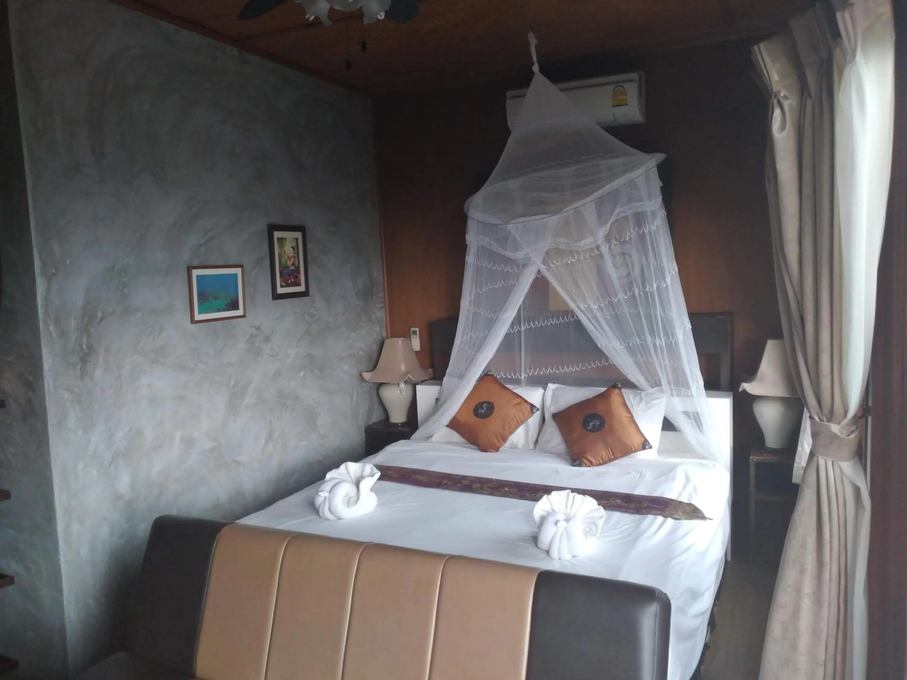 Bed in Tree House Bungalows Koh Tao