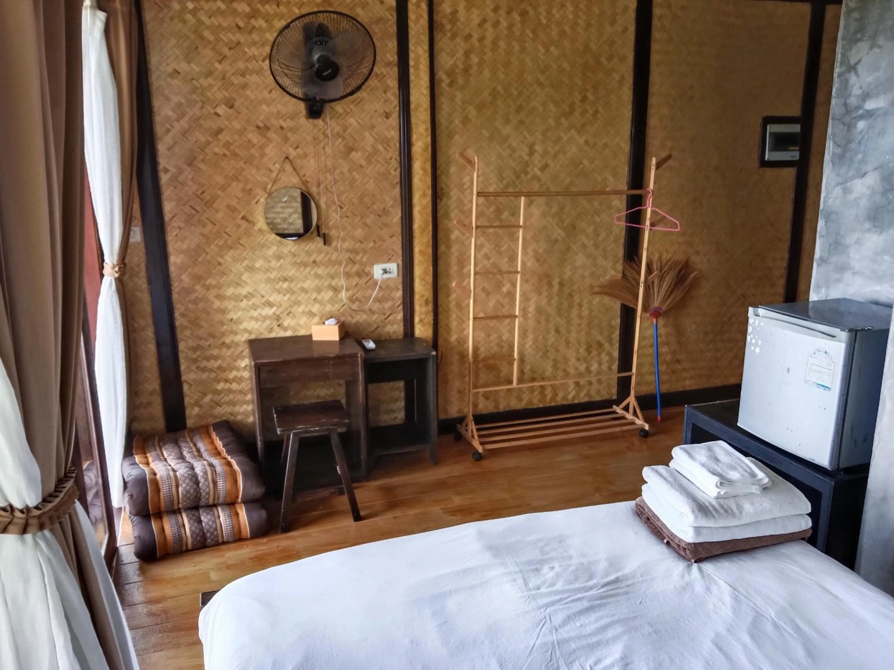 Bed in Tree House Bungalows Koh Tao