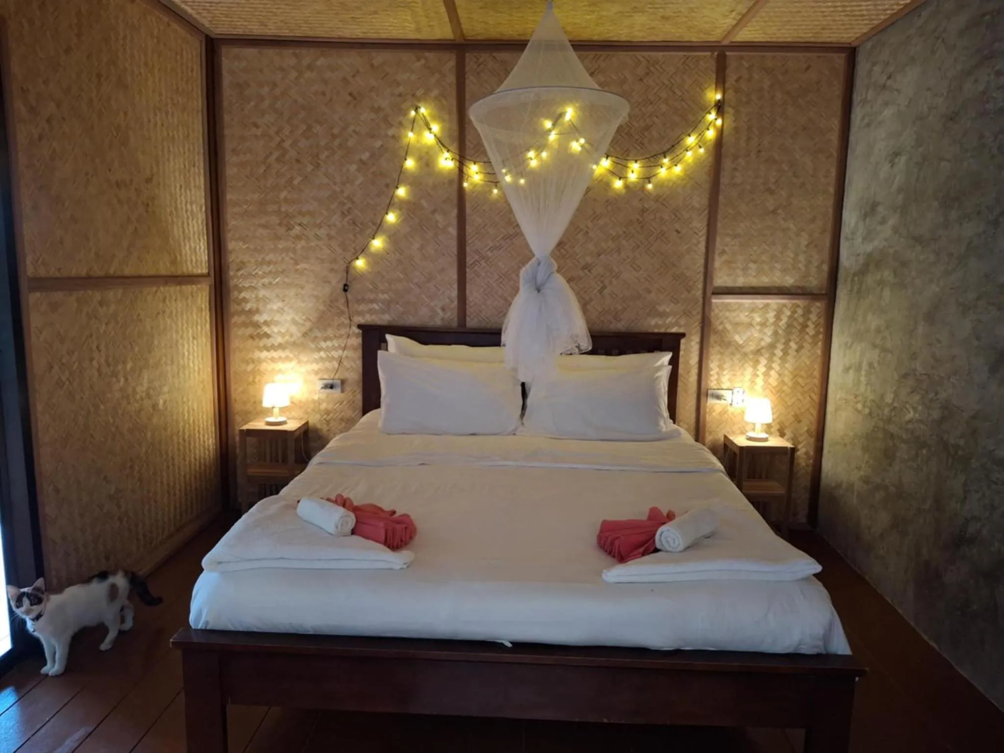 Bed in Tree House Bungalows Koh Tao