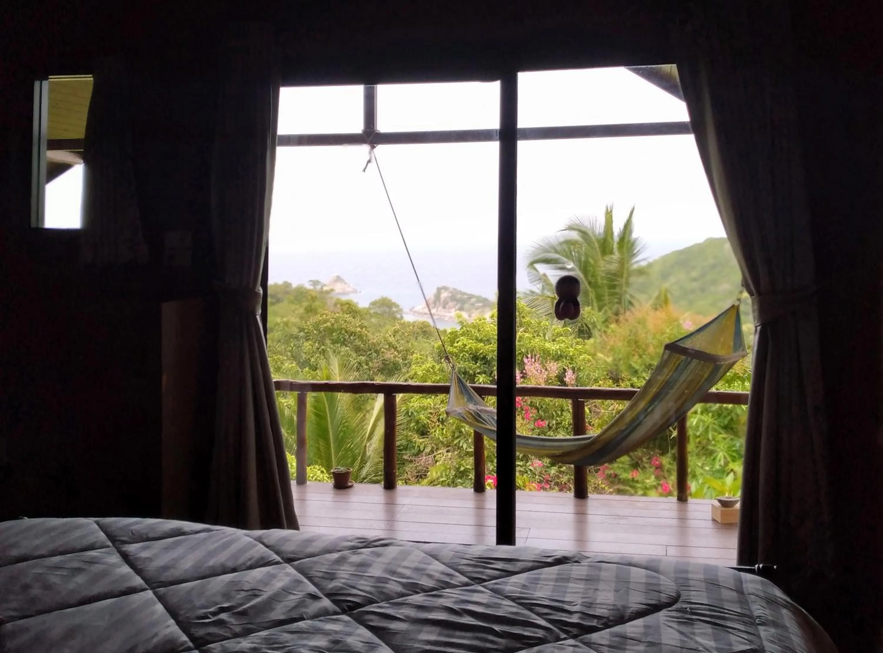 Bed in Tree House Bungalows Koh Tao
