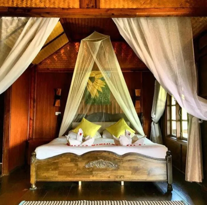 Bed in Tree House Bungalows Koh Tao