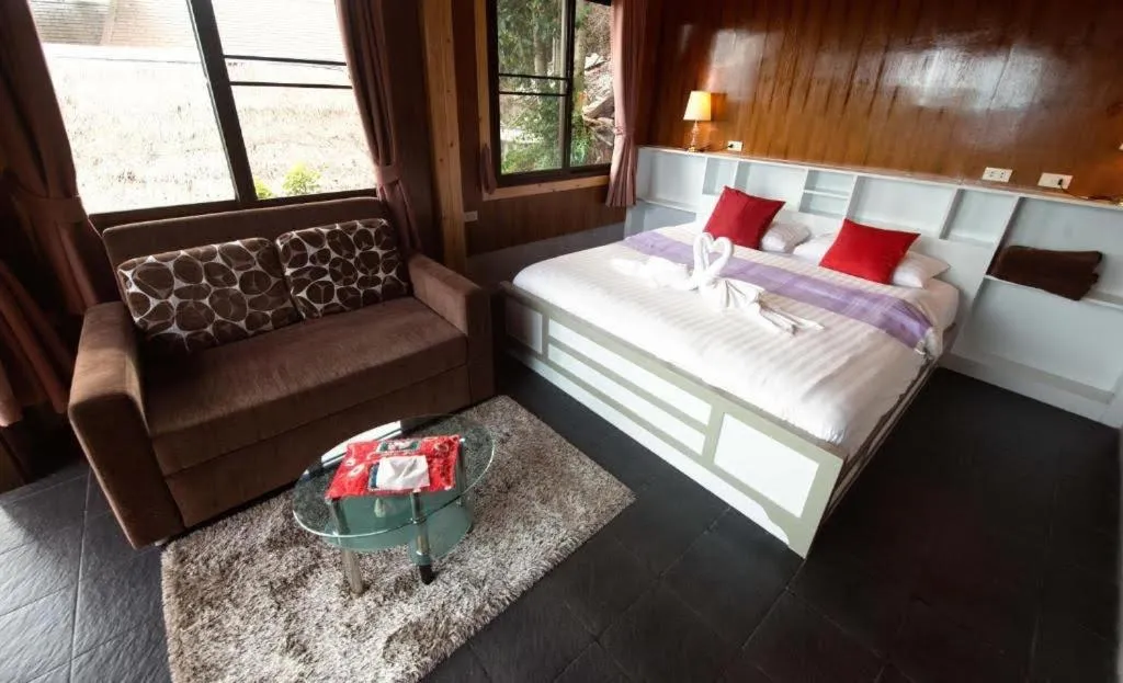 Bed in Tree House Bungalows Koh Tao