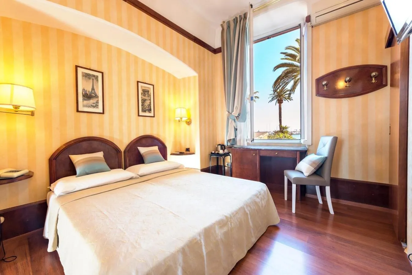 Property building, Bed in Hotel Miro'