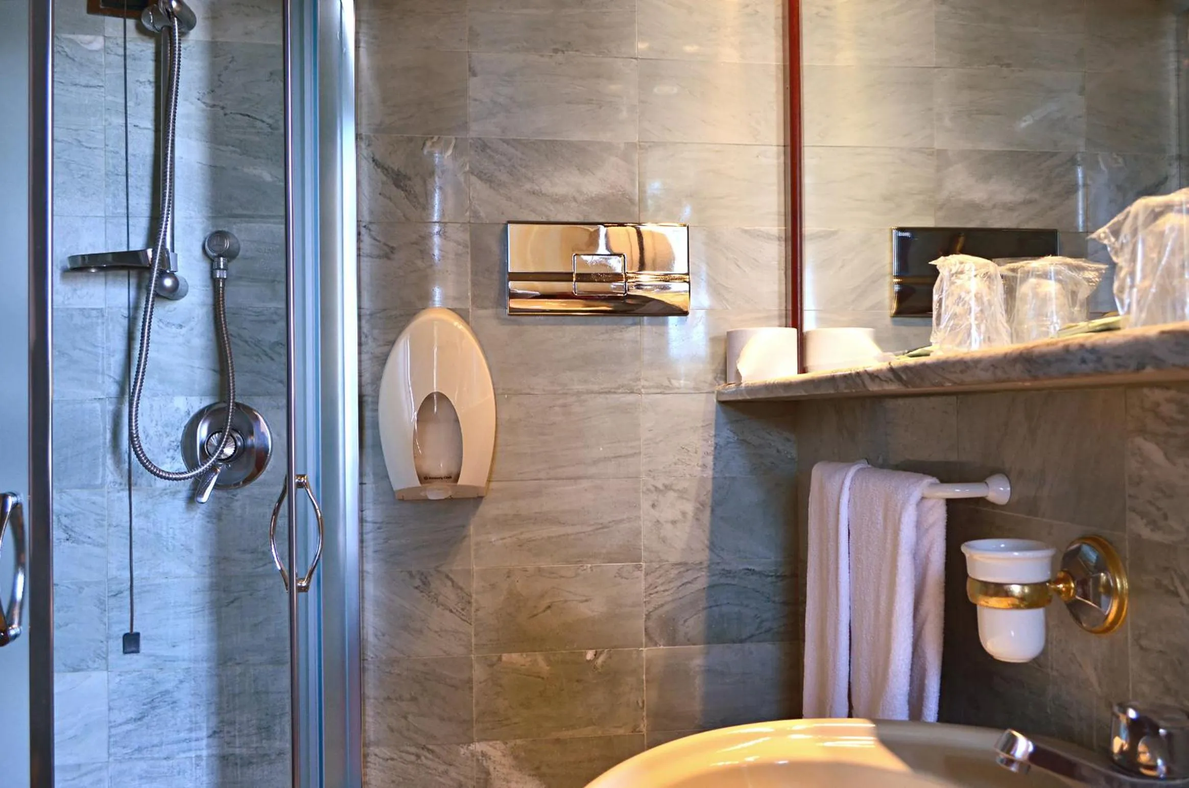 Bathroom in Hotel Miro'