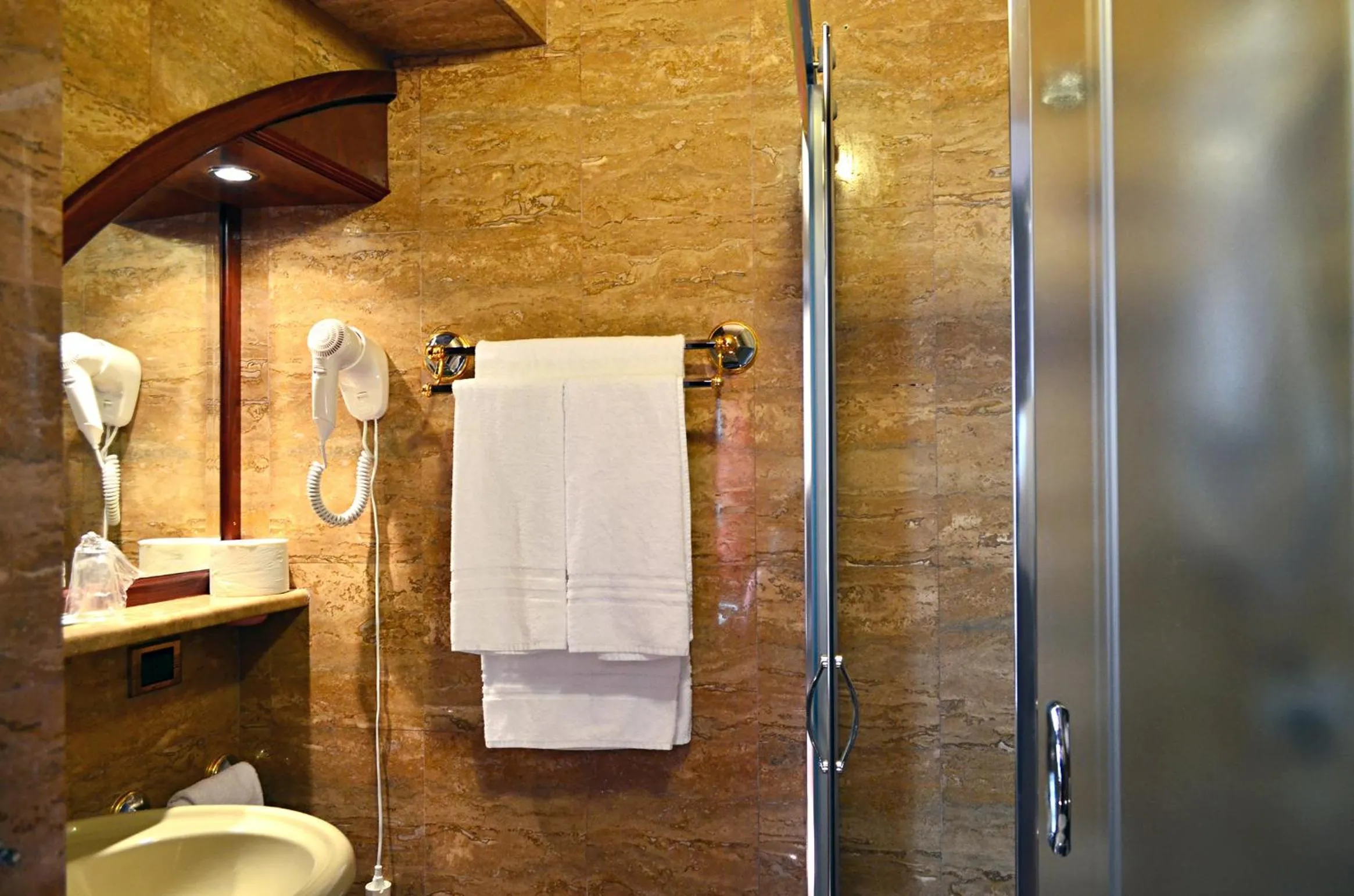 Shower in Hotel Miro'