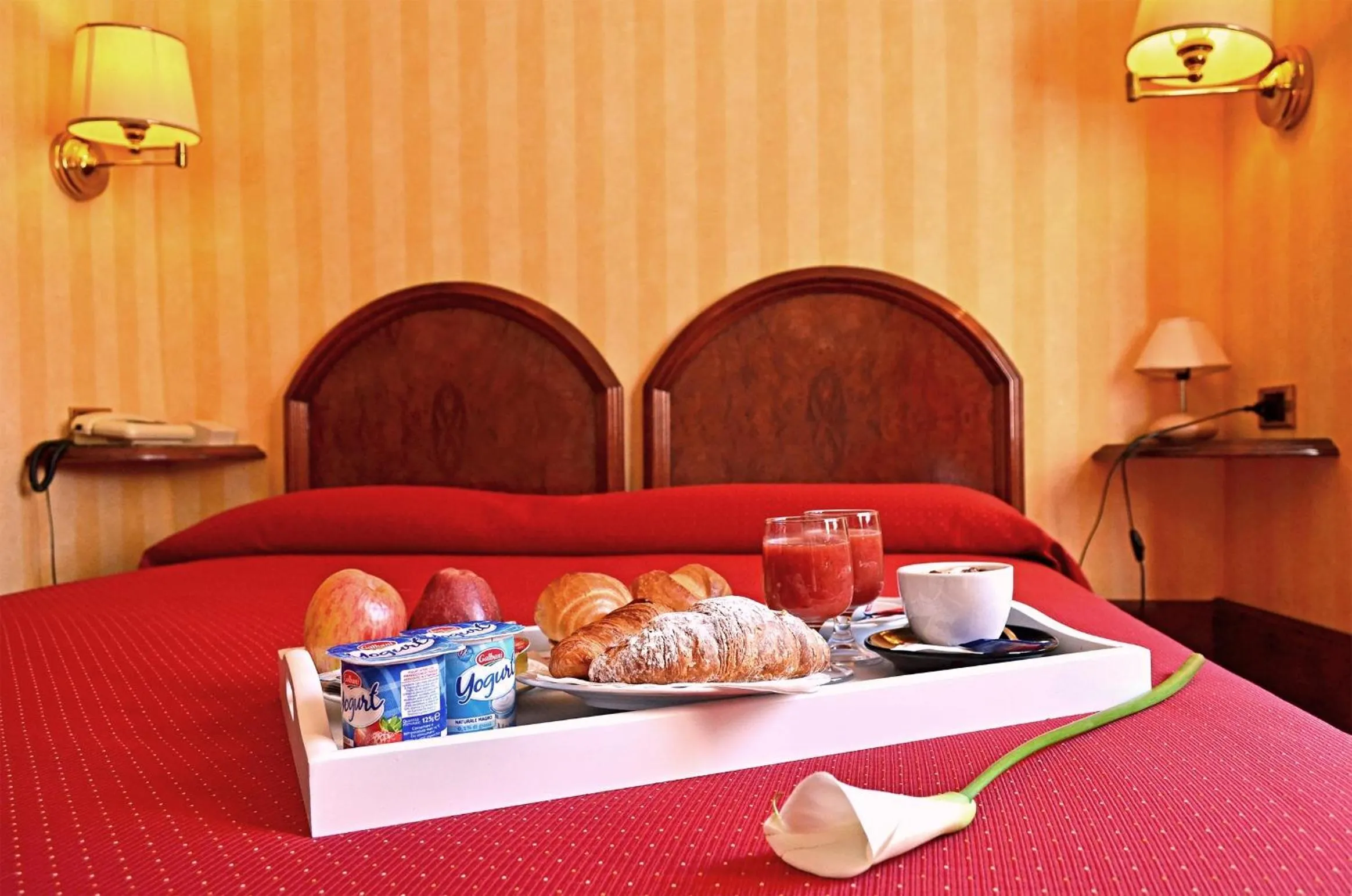Food, Bed in Hotel Miro'