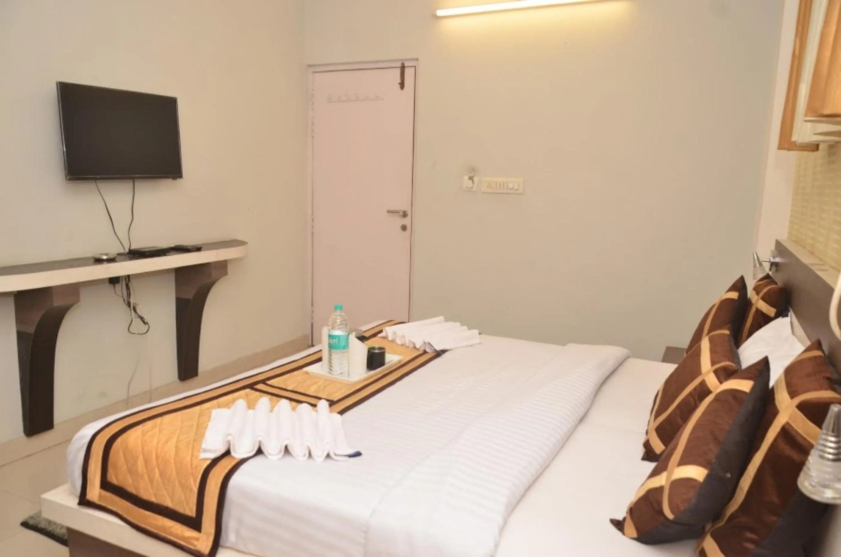 Bedroom, TV/Entertainment Center in Hotel Europe Plaza