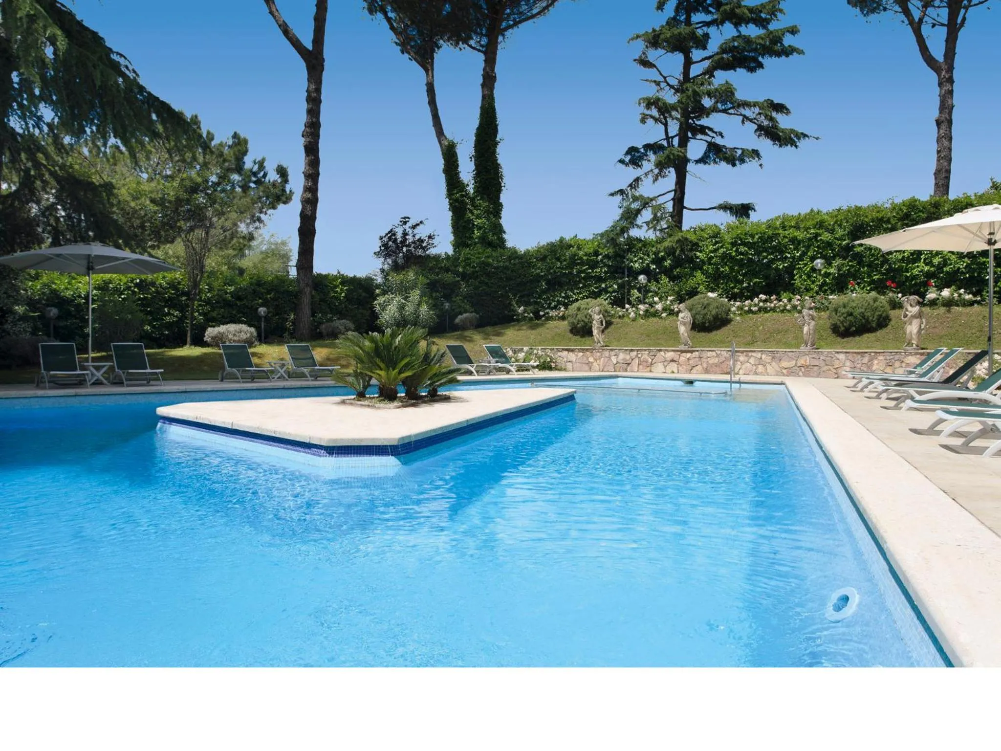 Swimming pool in Eurogarden Hotel