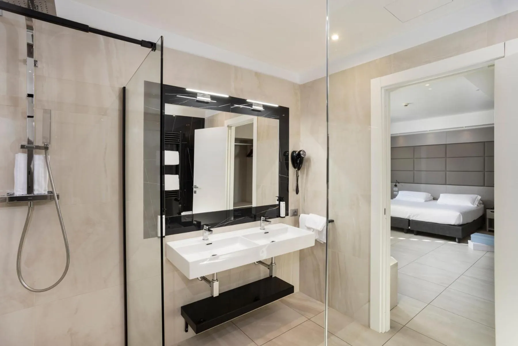 Bathroom in Eurogarden Hotel