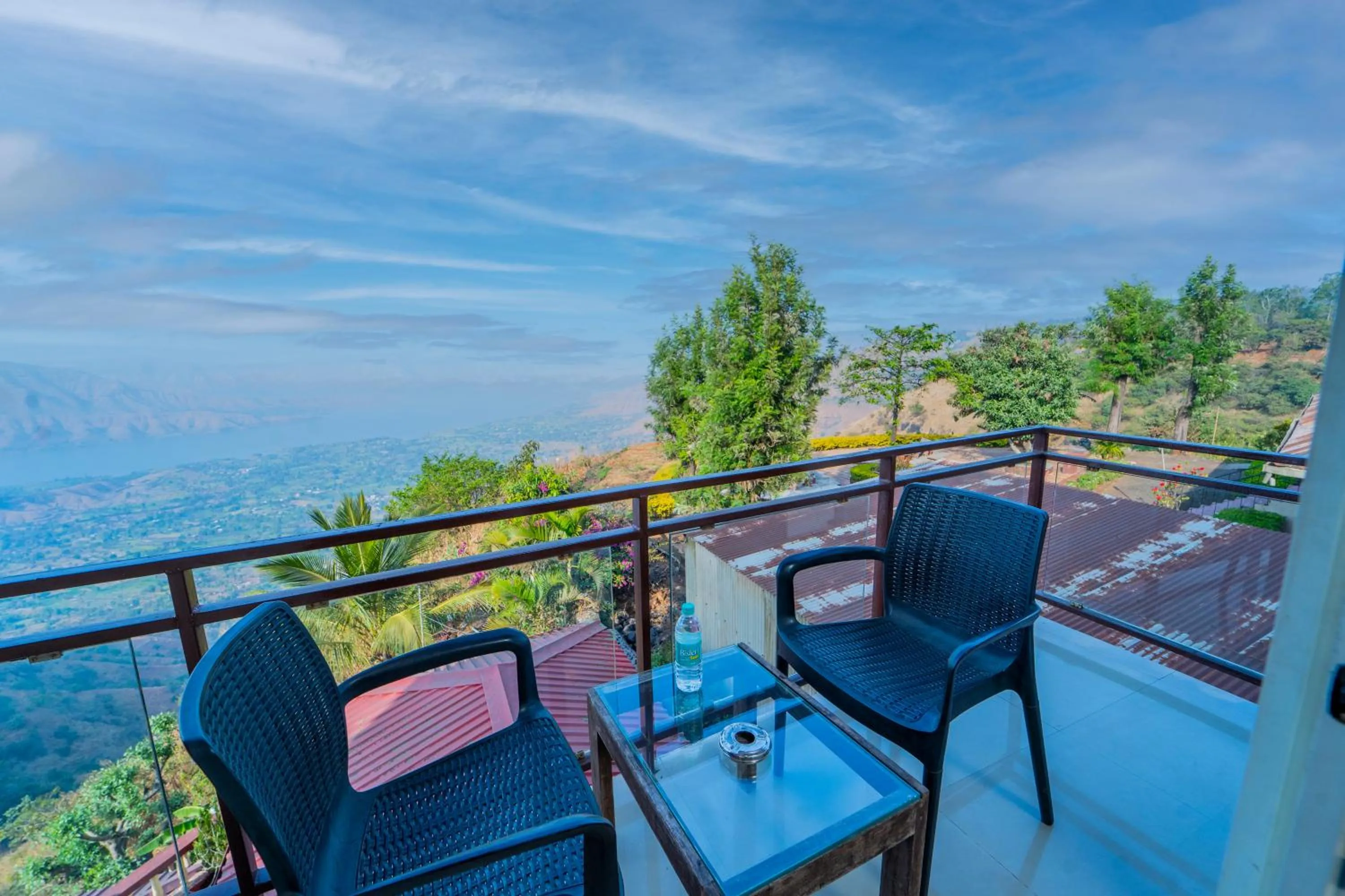 Balcony/Terrace in Sharayu Holidays Valley View