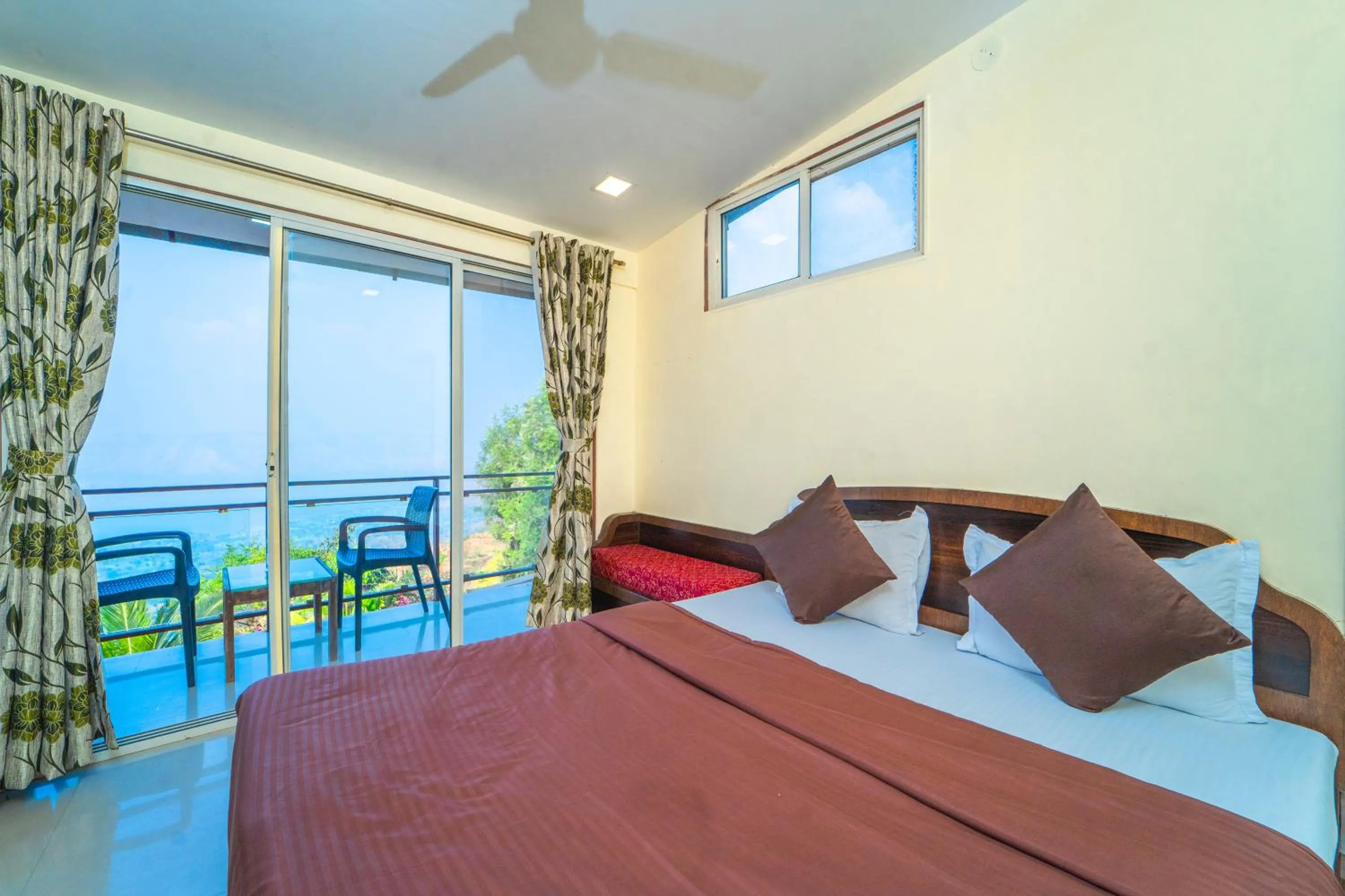 Photo of the whole room, Bed in Sharayu Holidays Valley View