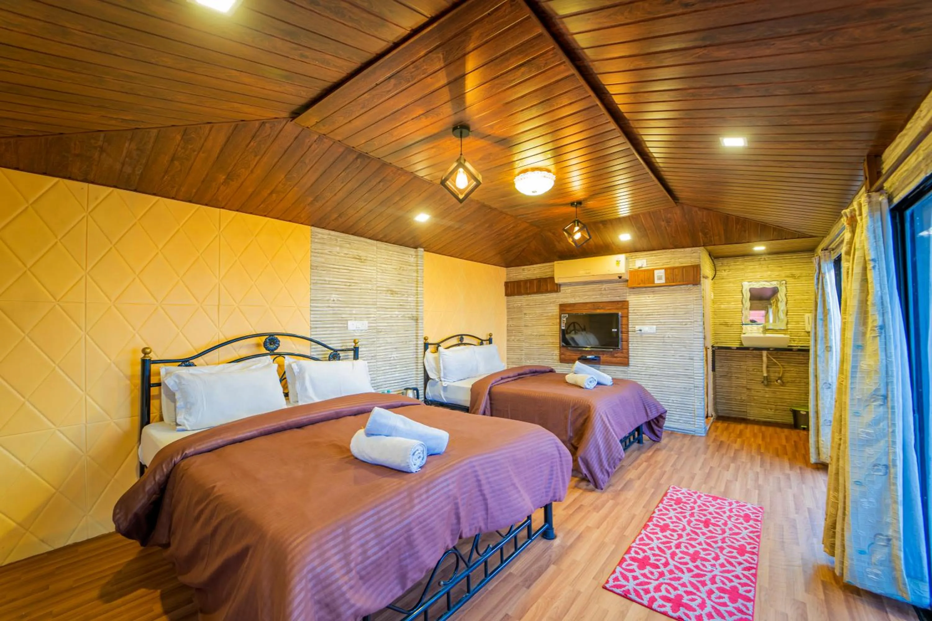 Photo of the whole room, Bed in Sharayu Holidays Valley View