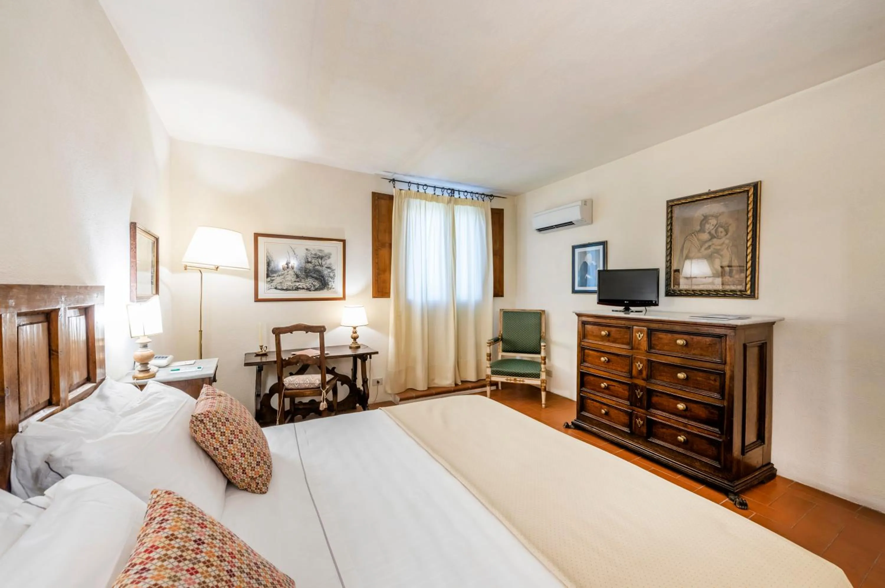 Photo of the whole room, Bed in Relais Vignale & Spa