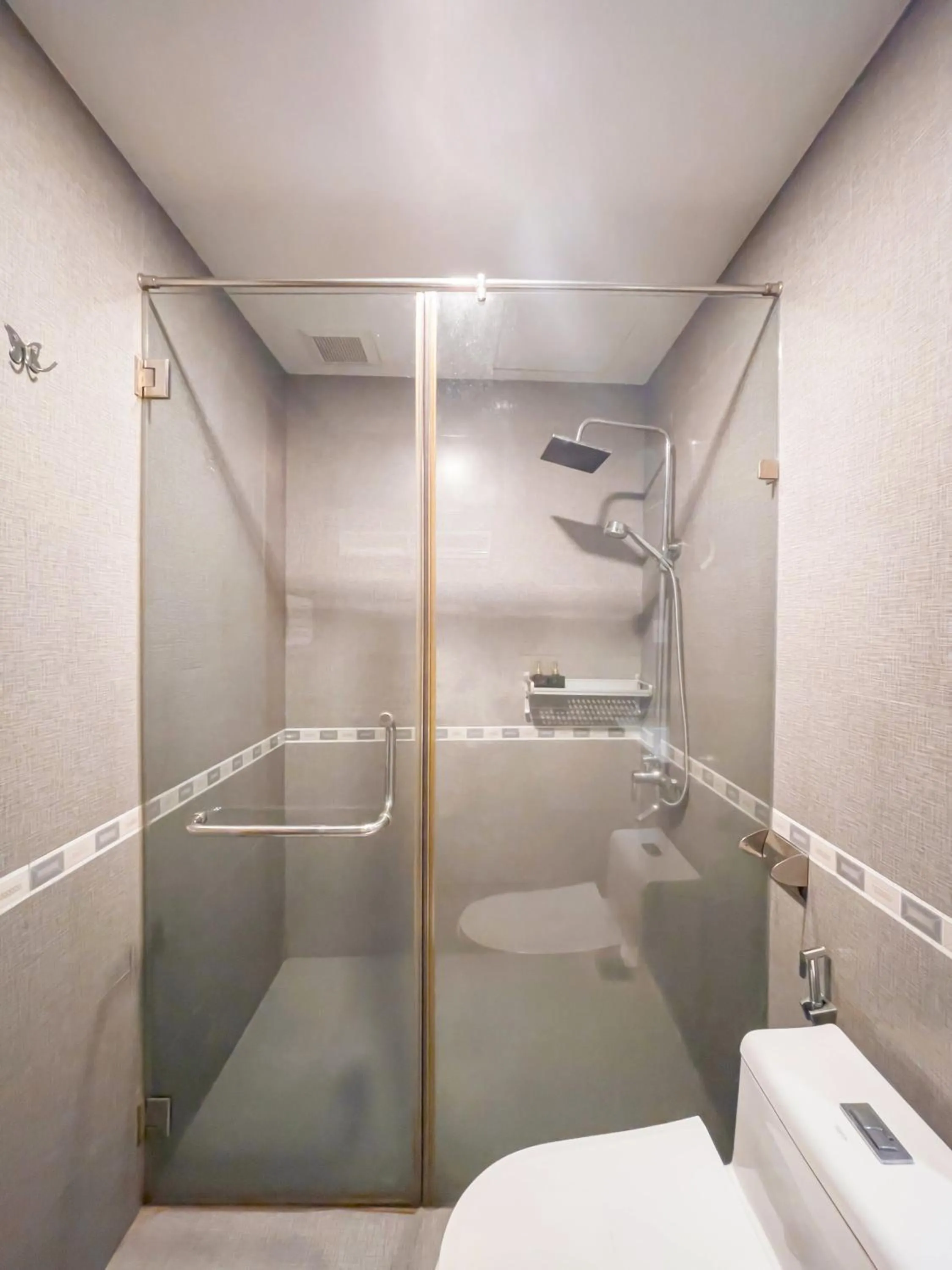 Shower in Zalo Sea Hotel by THG