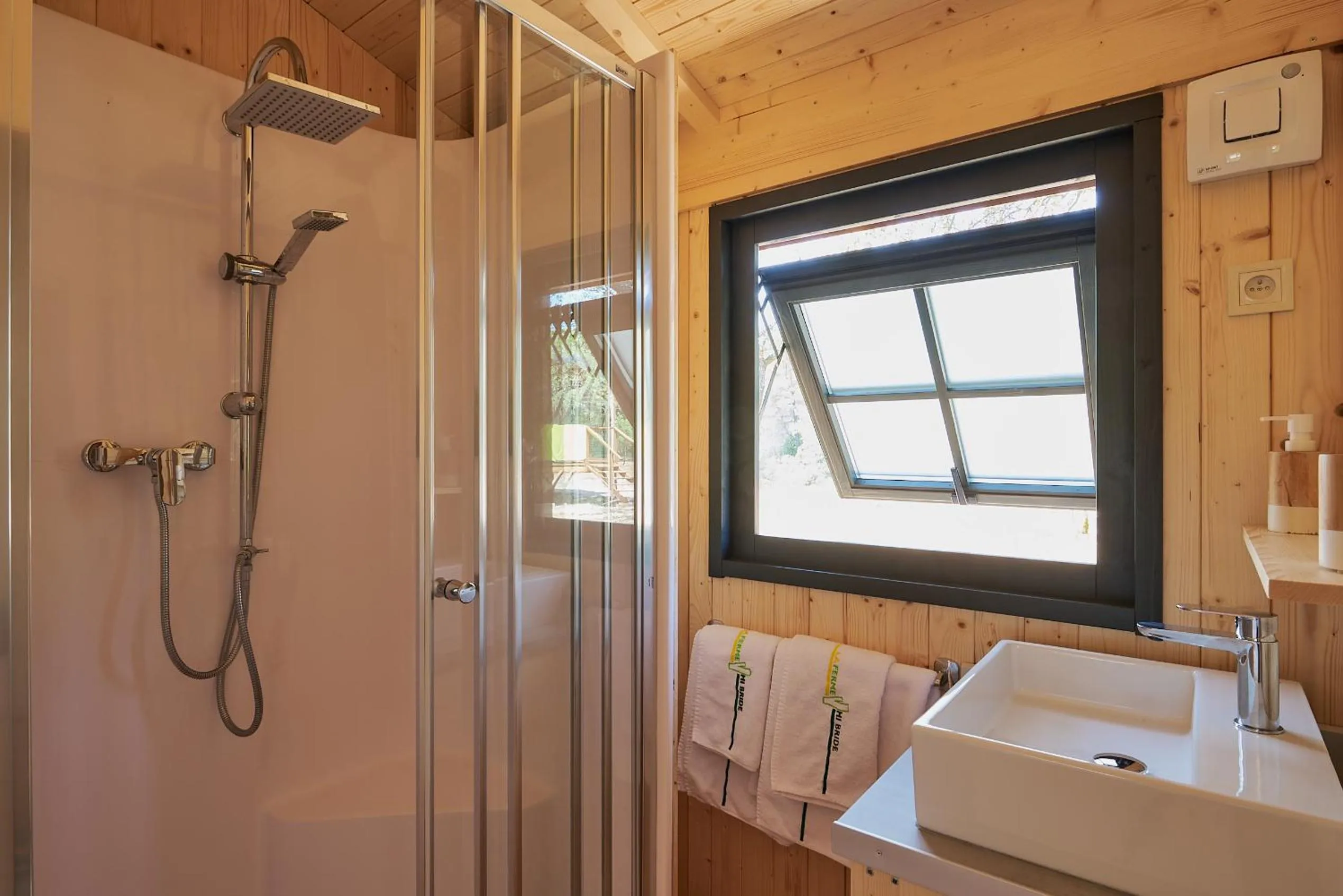 Bathroom in Domaine La Ferme HI bride