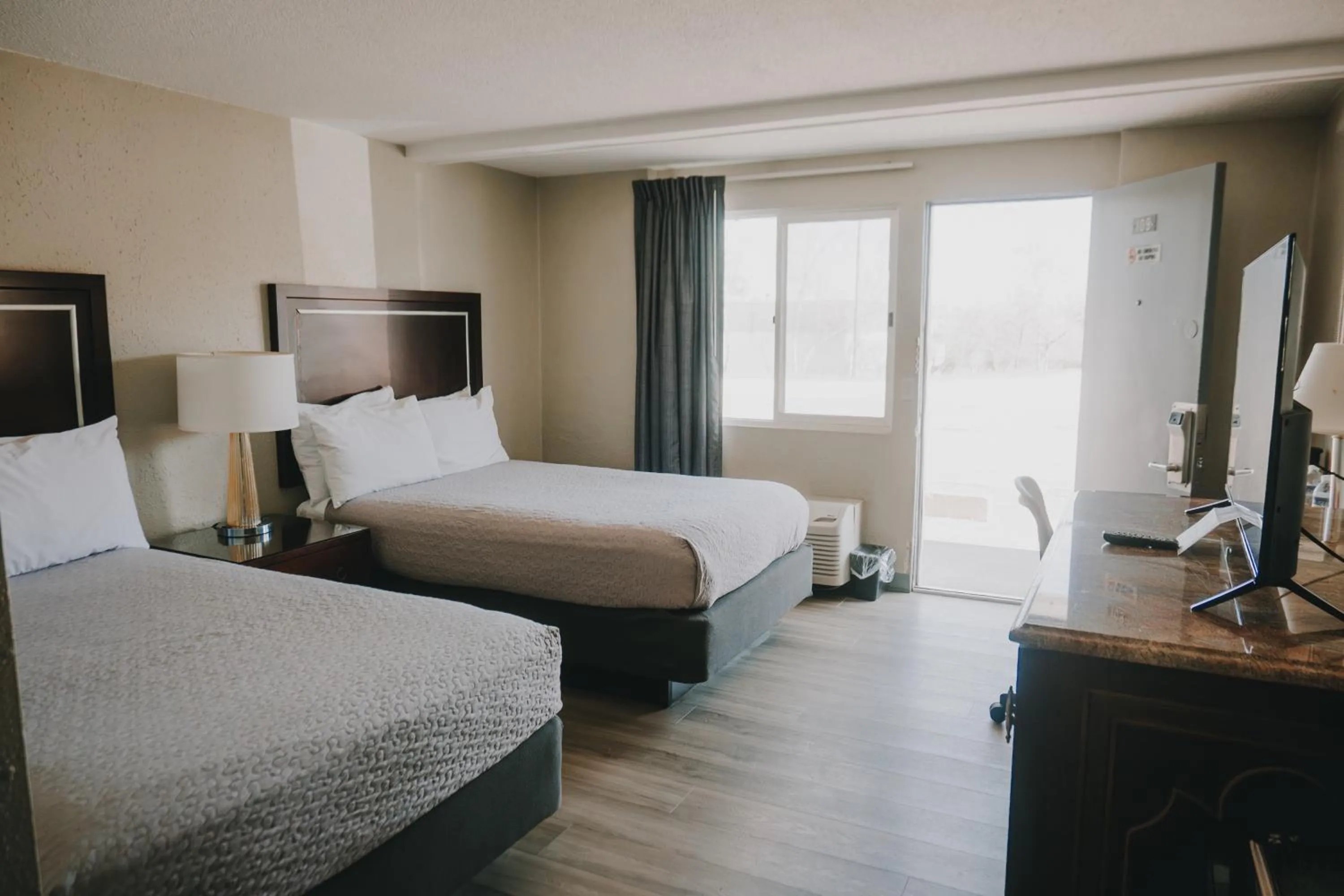 Bedroom, Bed in Queen City Inn