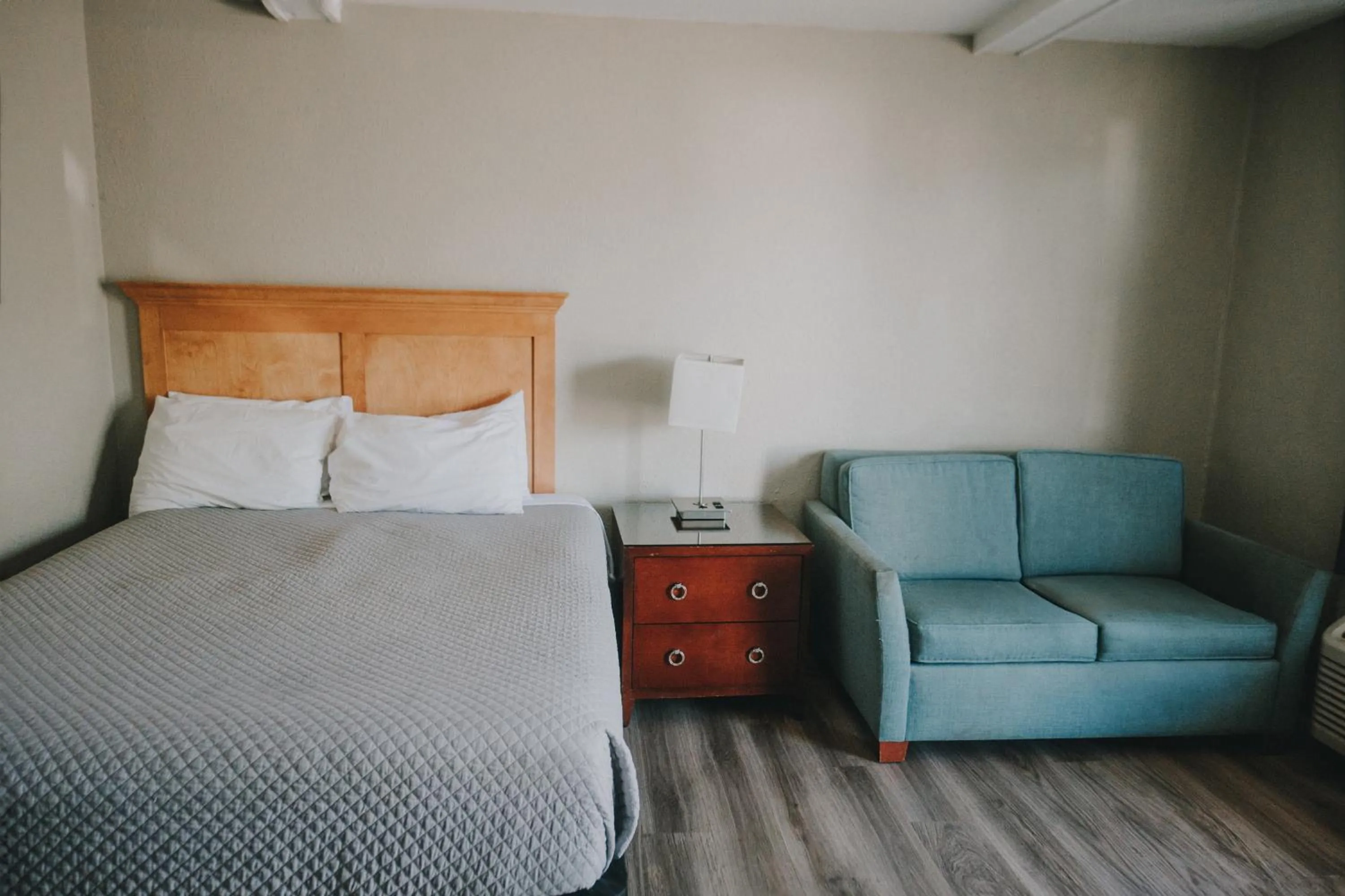 Bedroom, Bed in Queen City Inn