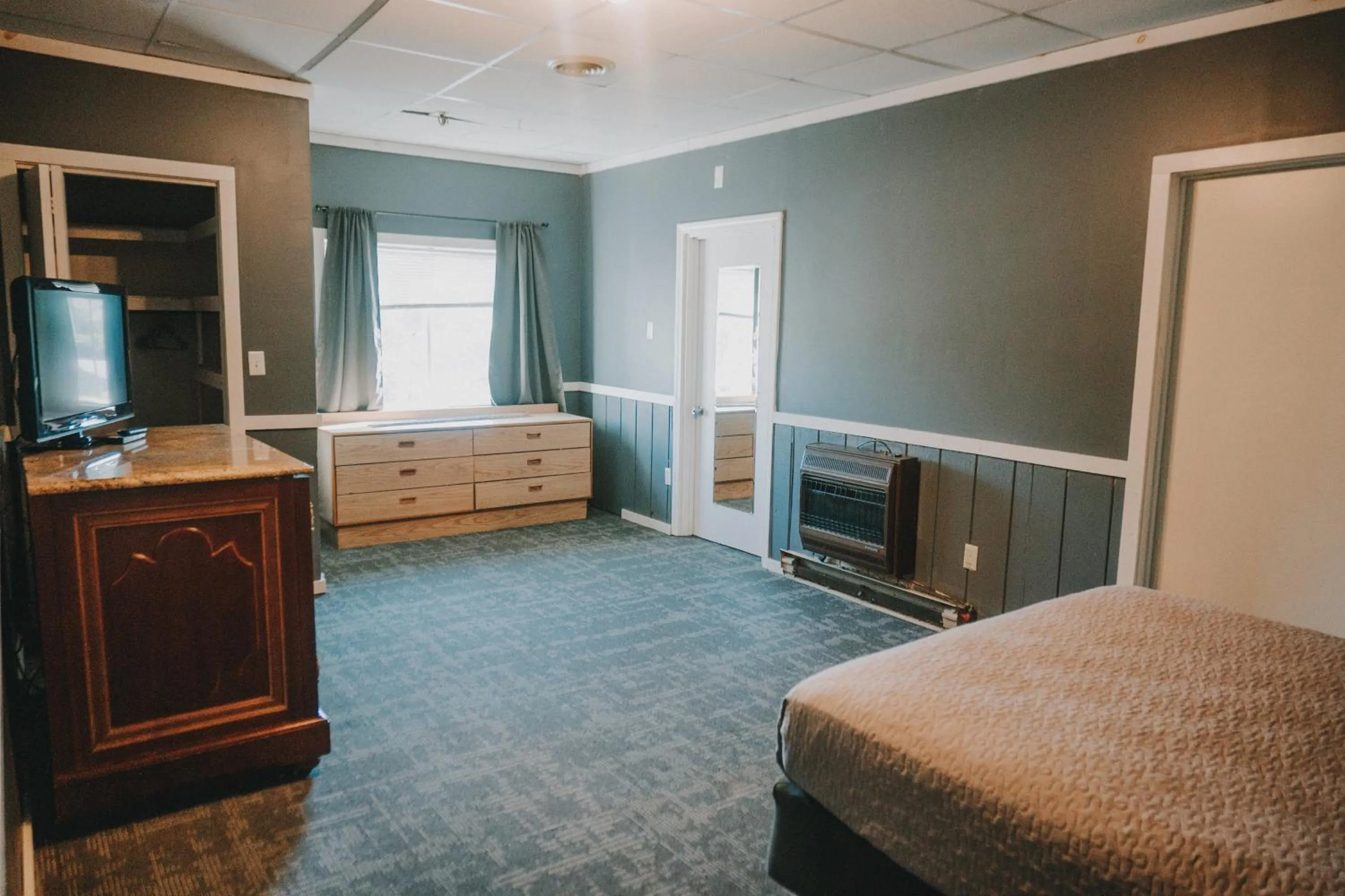 Bedroom, Bed in Queen City Inn