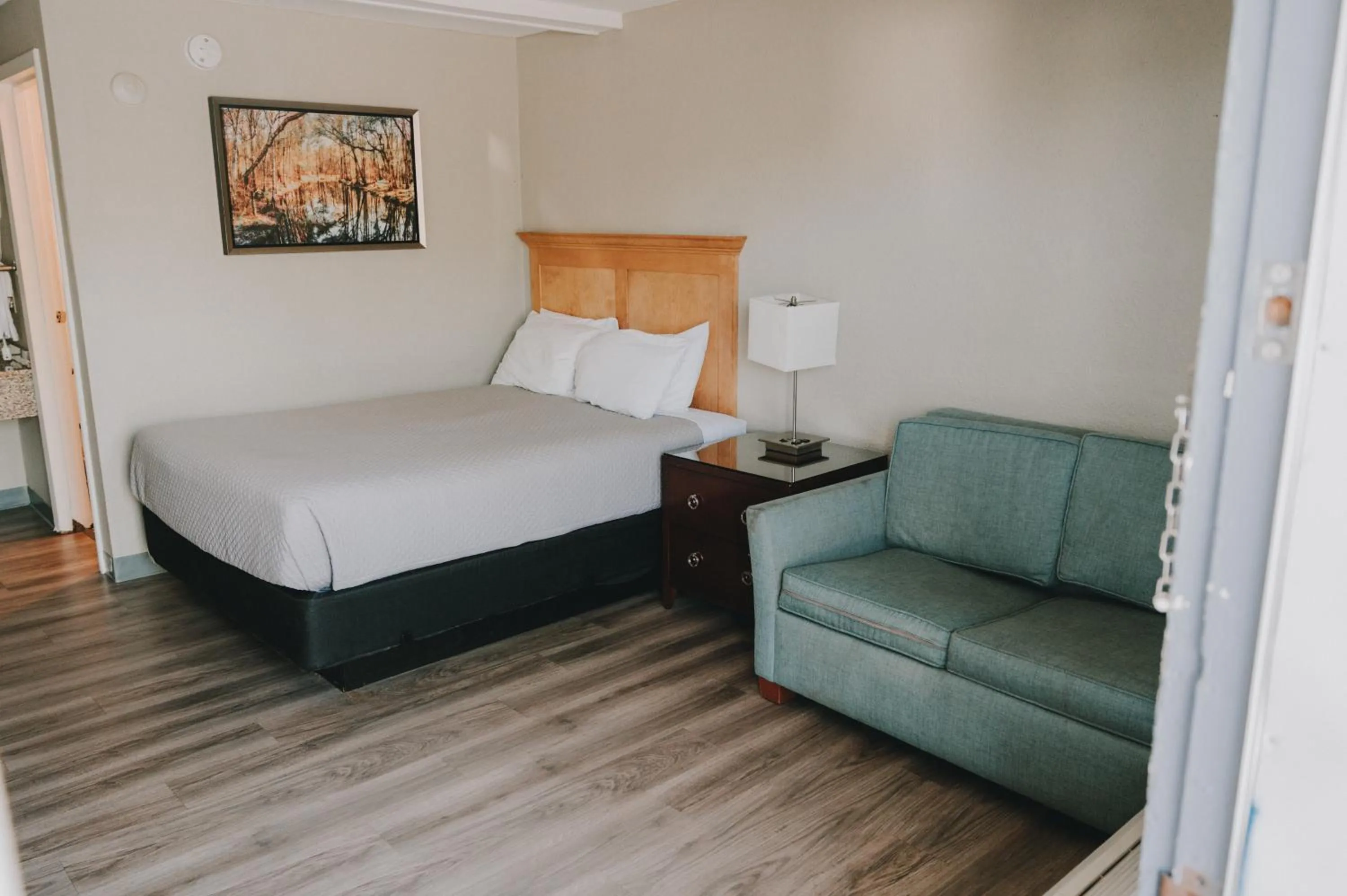 Bedroom, Bed in Queen City Inn