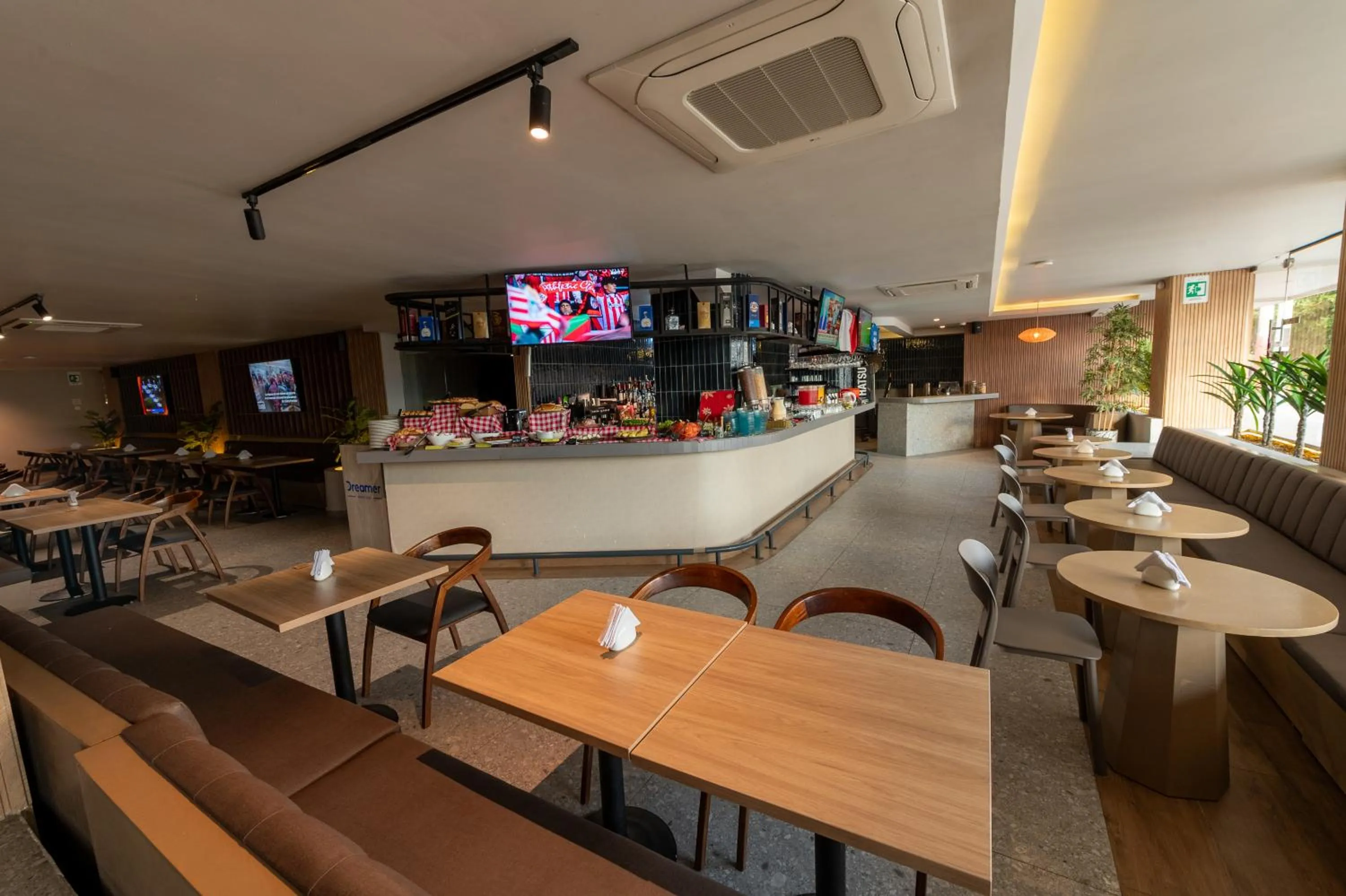 Restaurant/places to eat in Dreamer Beach Club