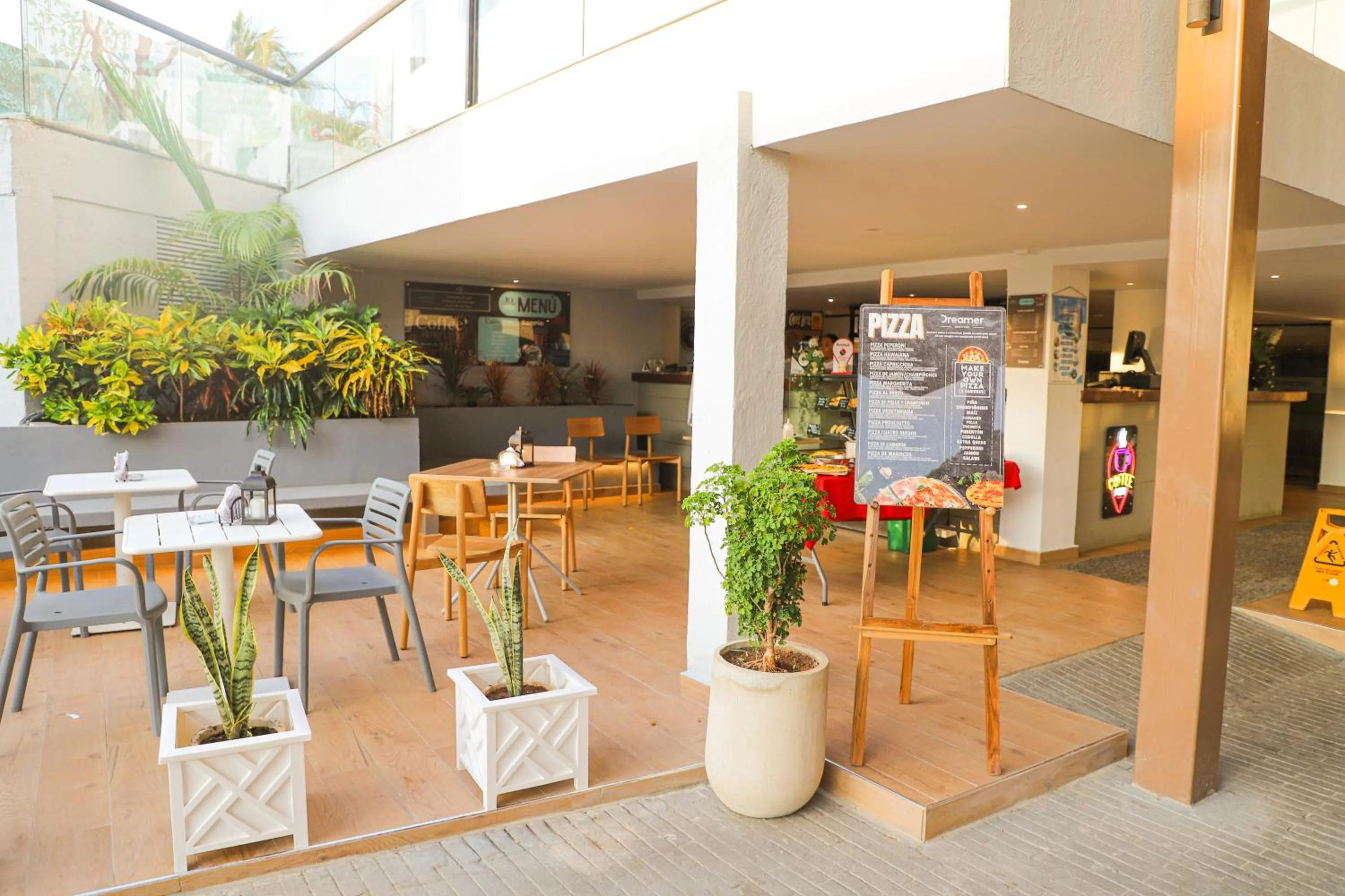 Restaurant/places to eat in Dreamer Beach Club