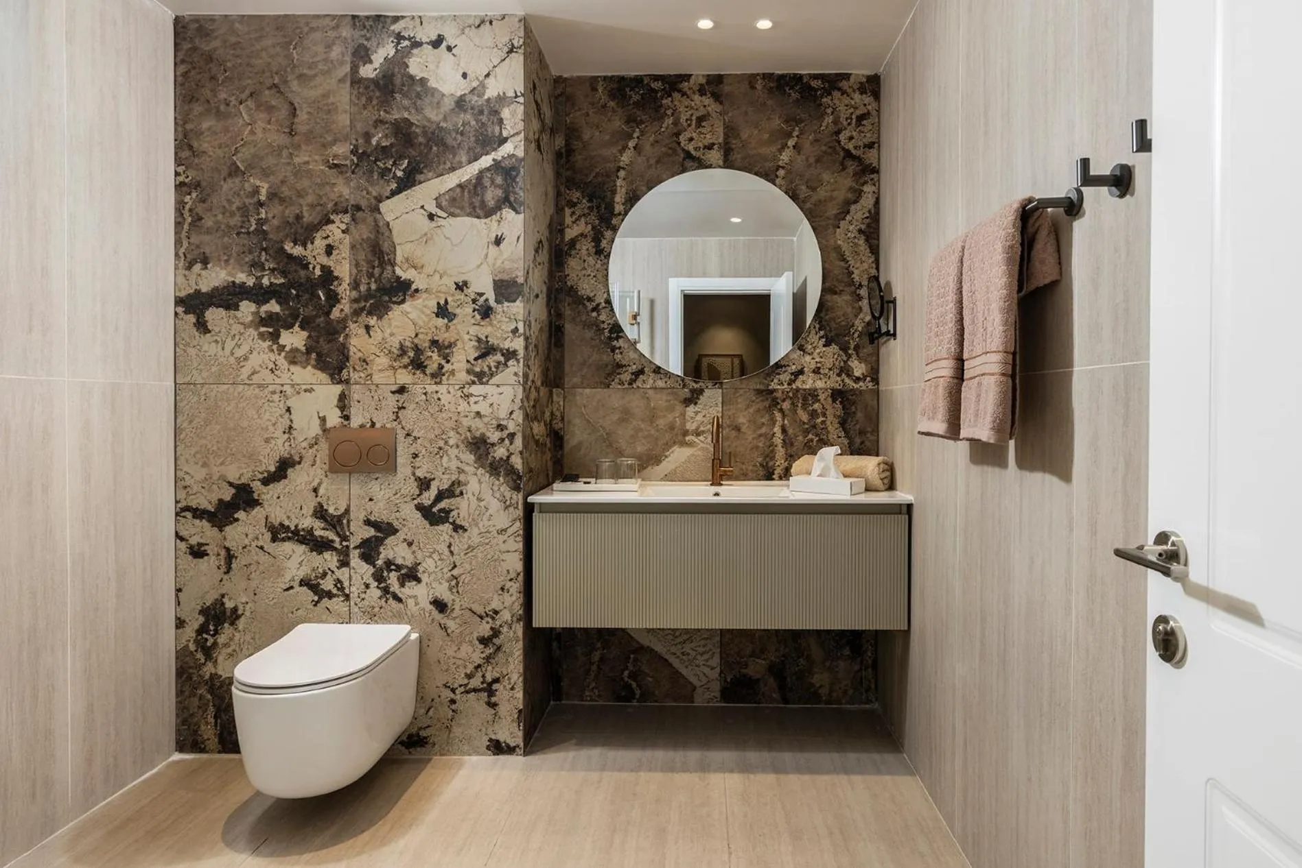 Toilet in Dhotel - די הוטל