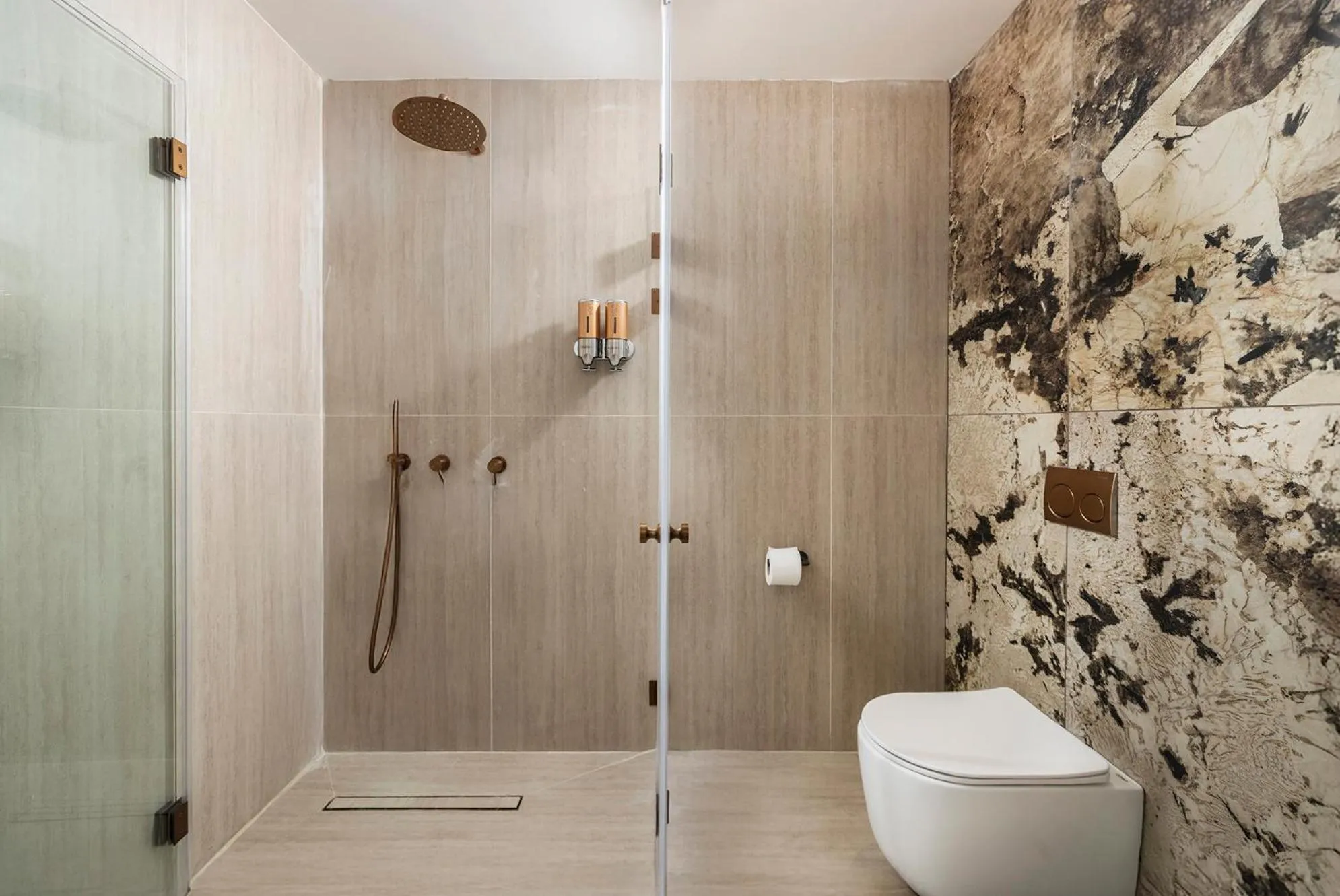 Shower in Dhotel - די הוטל