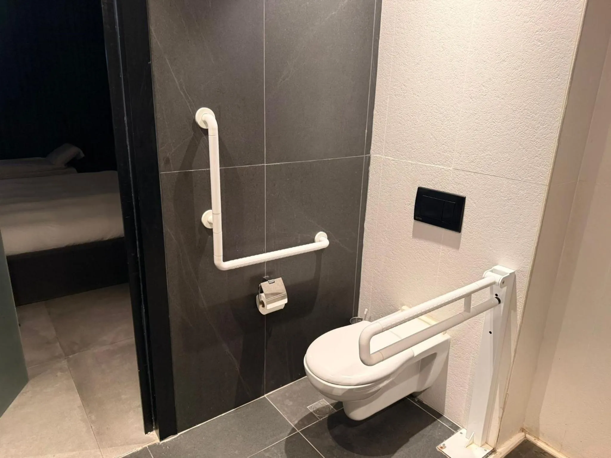 Toilet in Dhotel - די הוטל