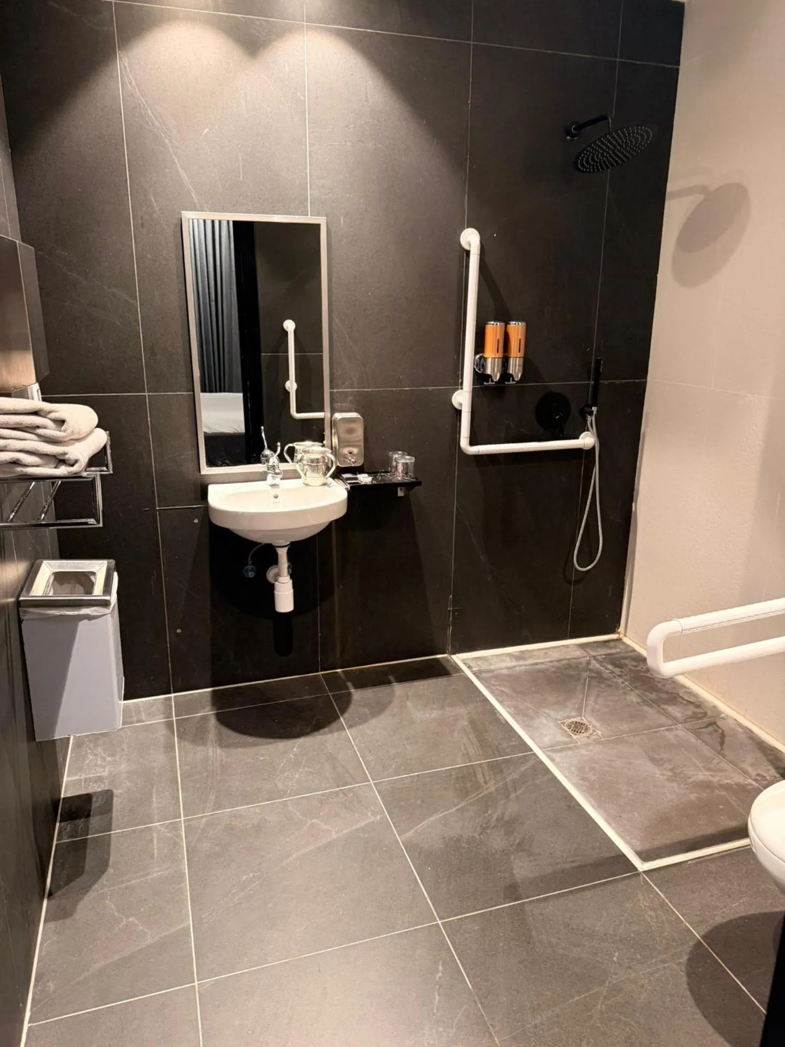 Shower in Dhotel - די הוטל