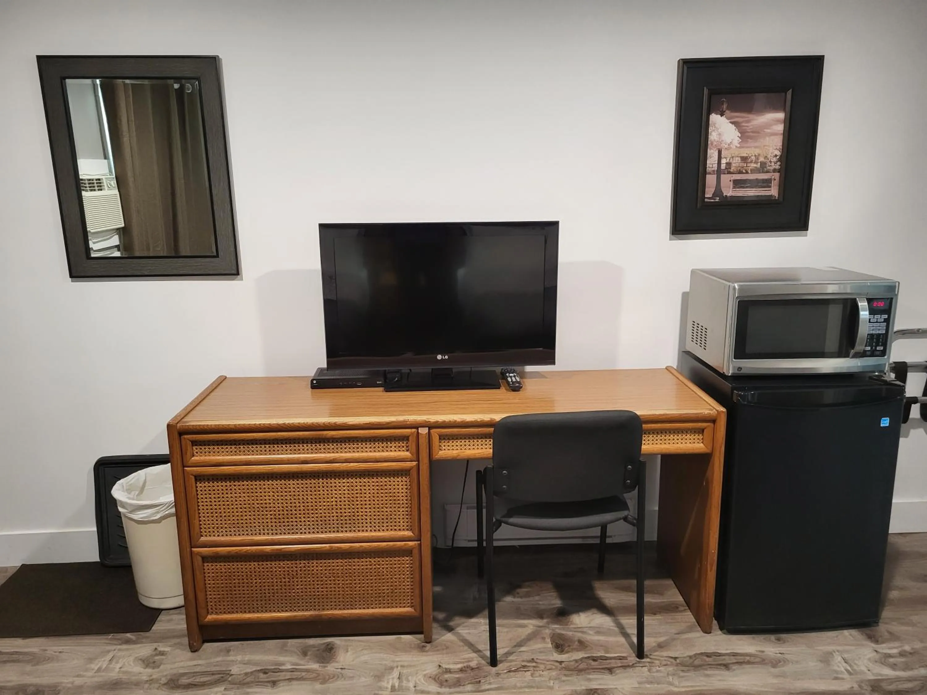 Photo of the whole room in Scoodic Motel