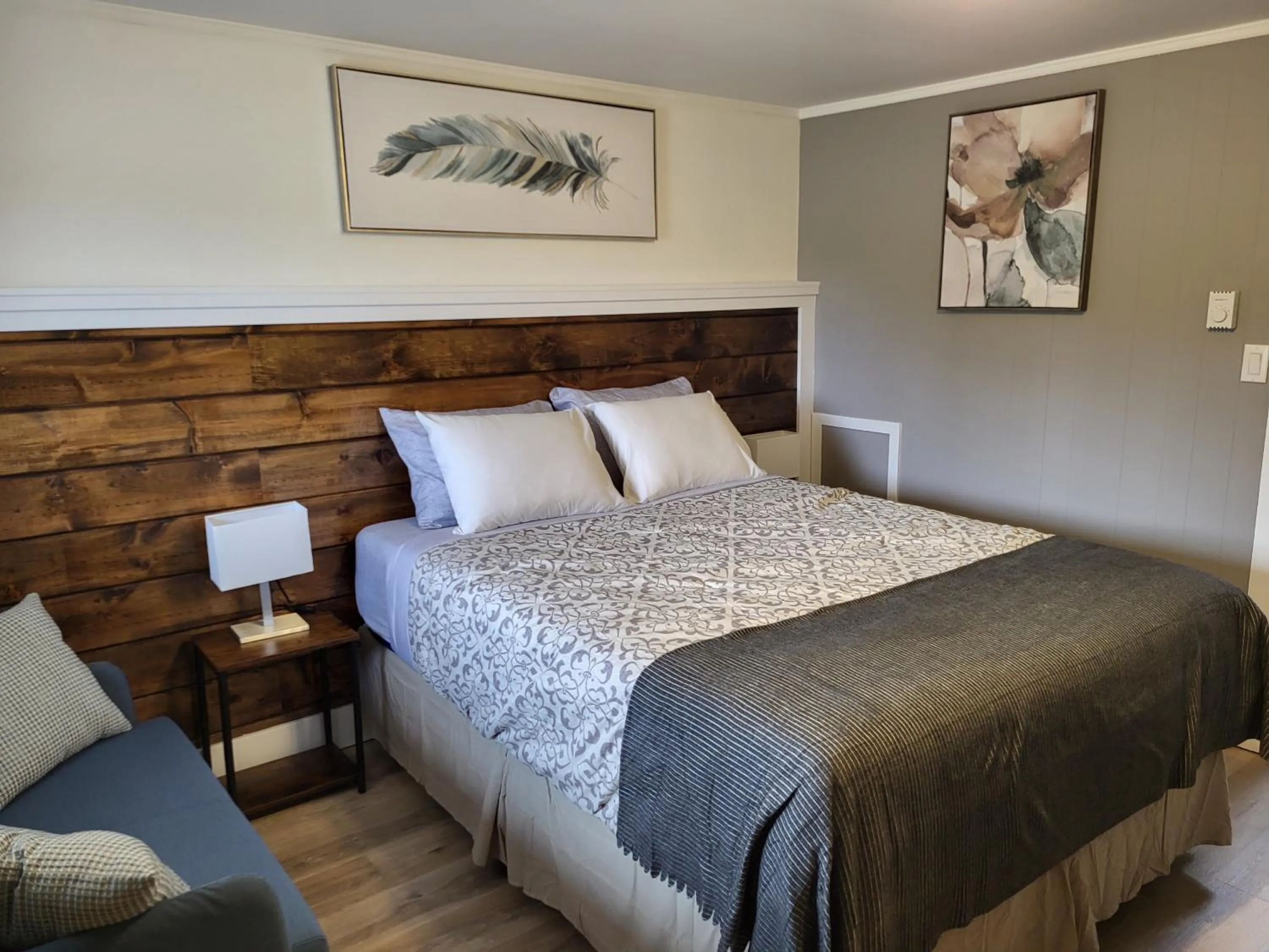 Photo of the whole room, Bed in Scoodic Motel