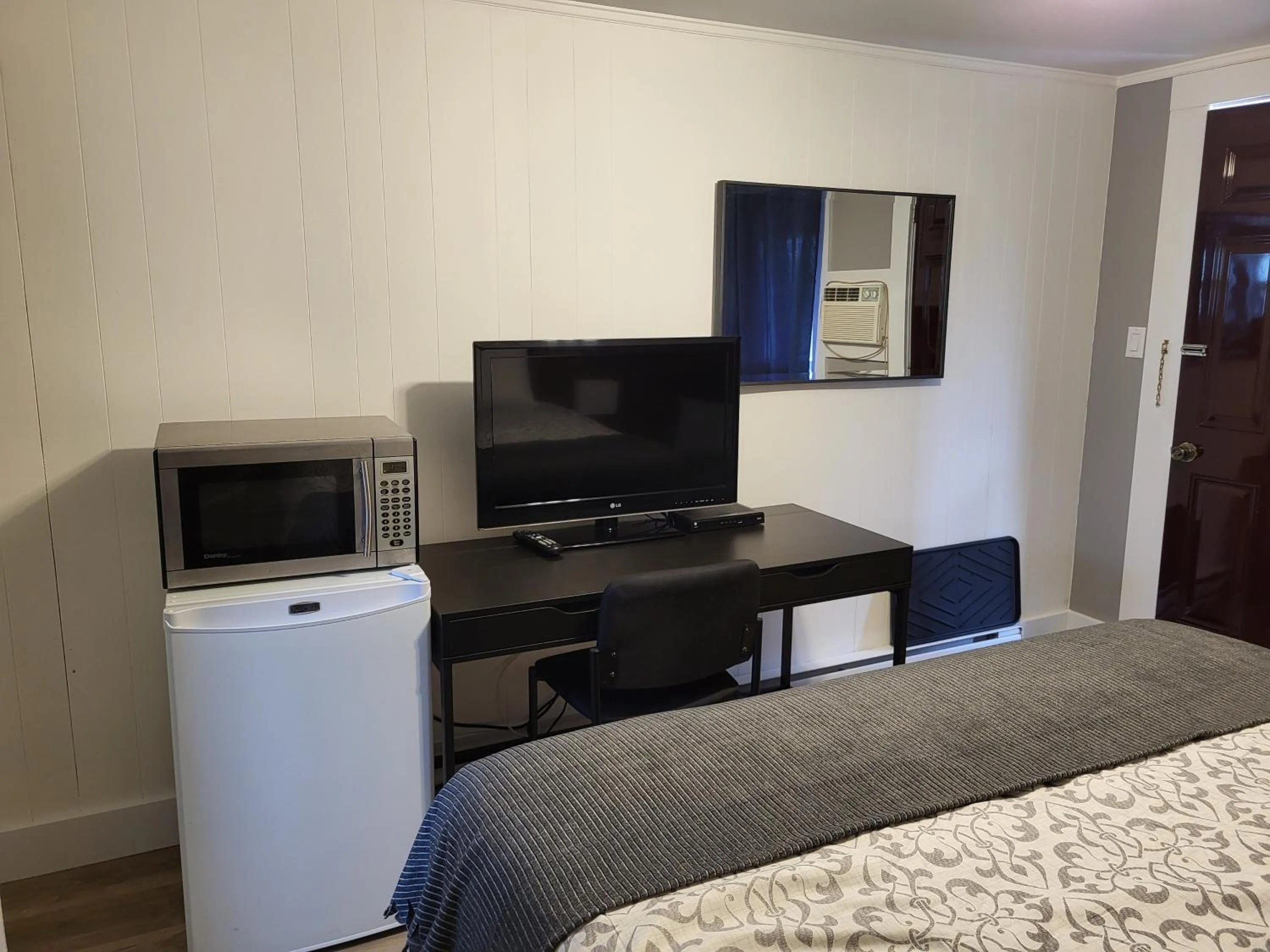 Photo of the whole room, Bed in Scoodic Motel