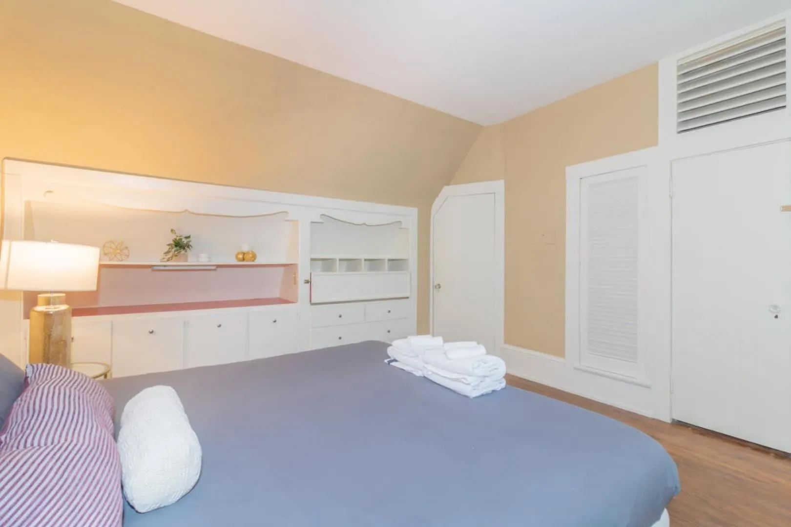 Bed in Royal in Columbus- Midtown Columbus Castle