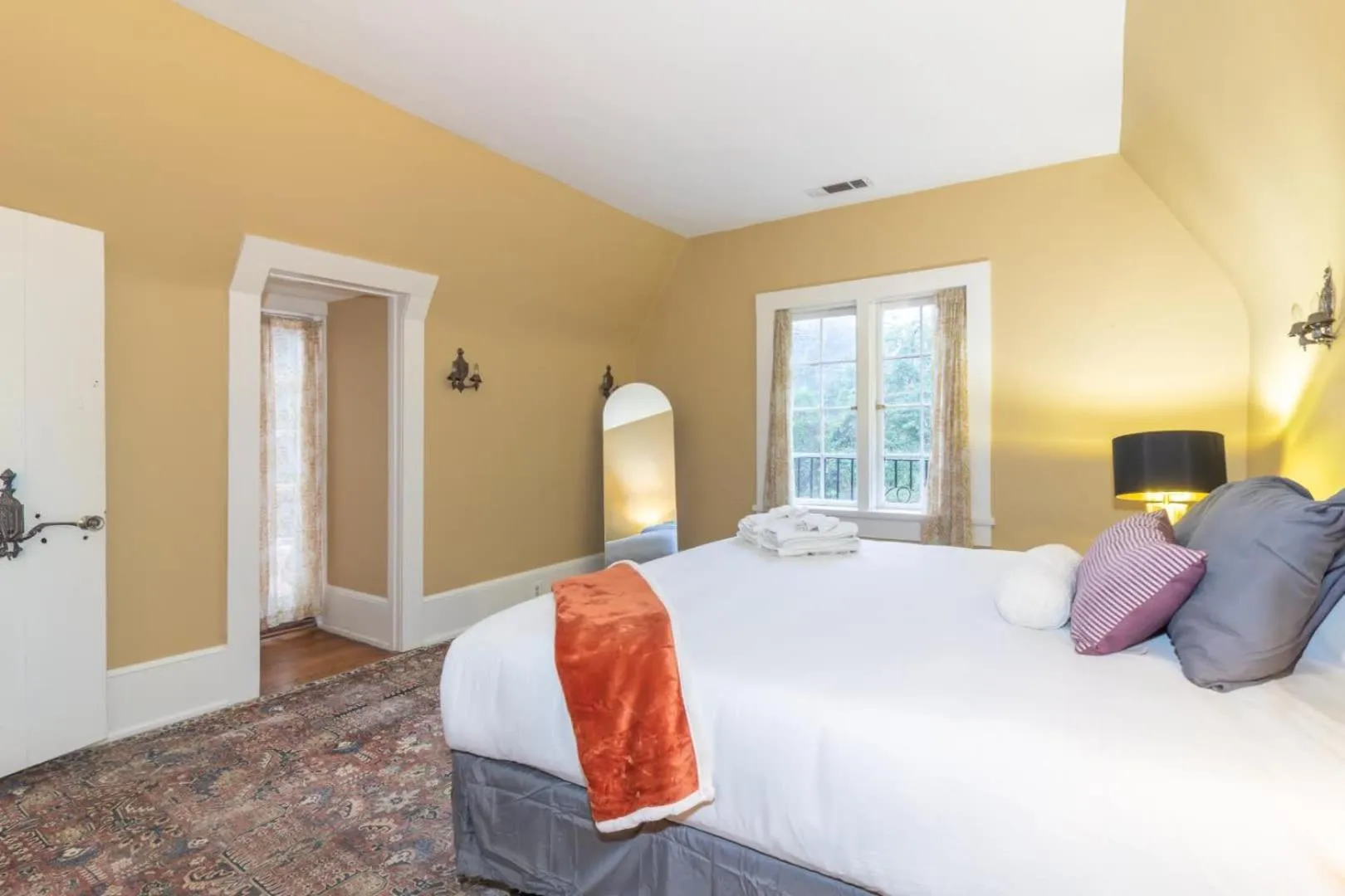 Bed in Royal in Columbus- Midtown Columbus Castle