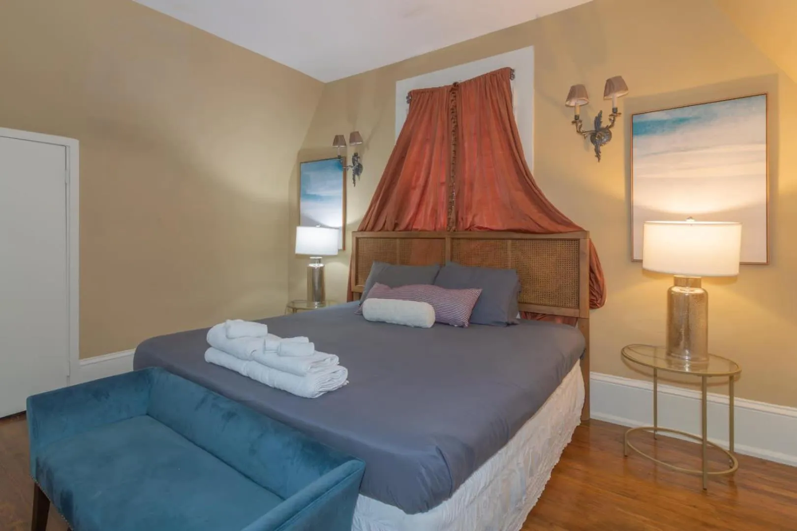 Bed in Royal in Columbus- Midtown Columbus Castle