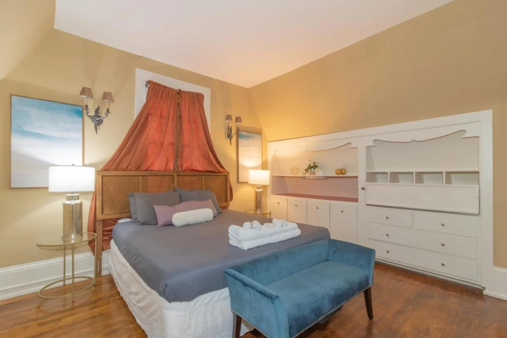 Bed in Royal in Columbus- Midtown Columbus Castle