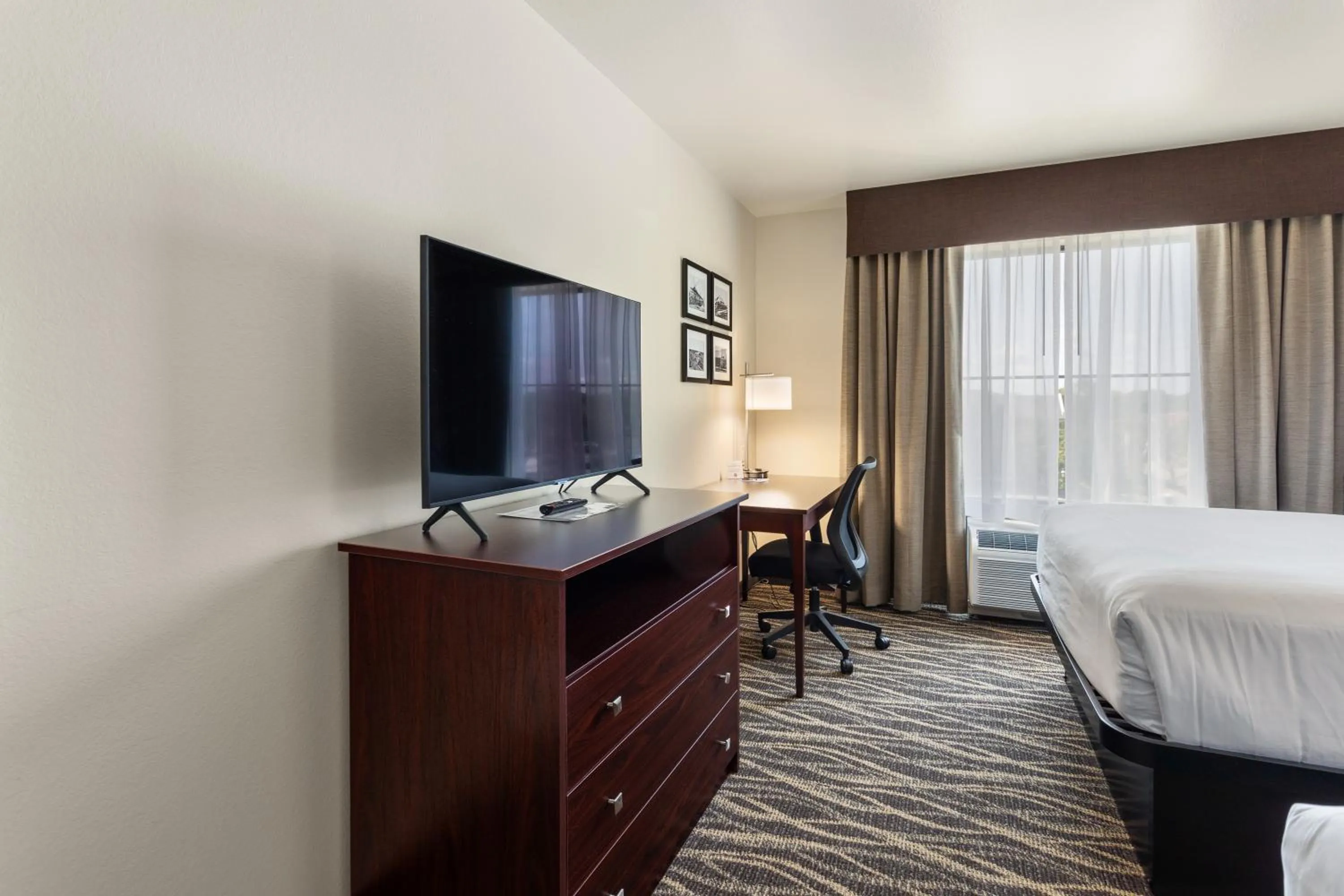 TV and multimedia, Bed in Cobblestone Hotel & Suites - De Pere Green Bay