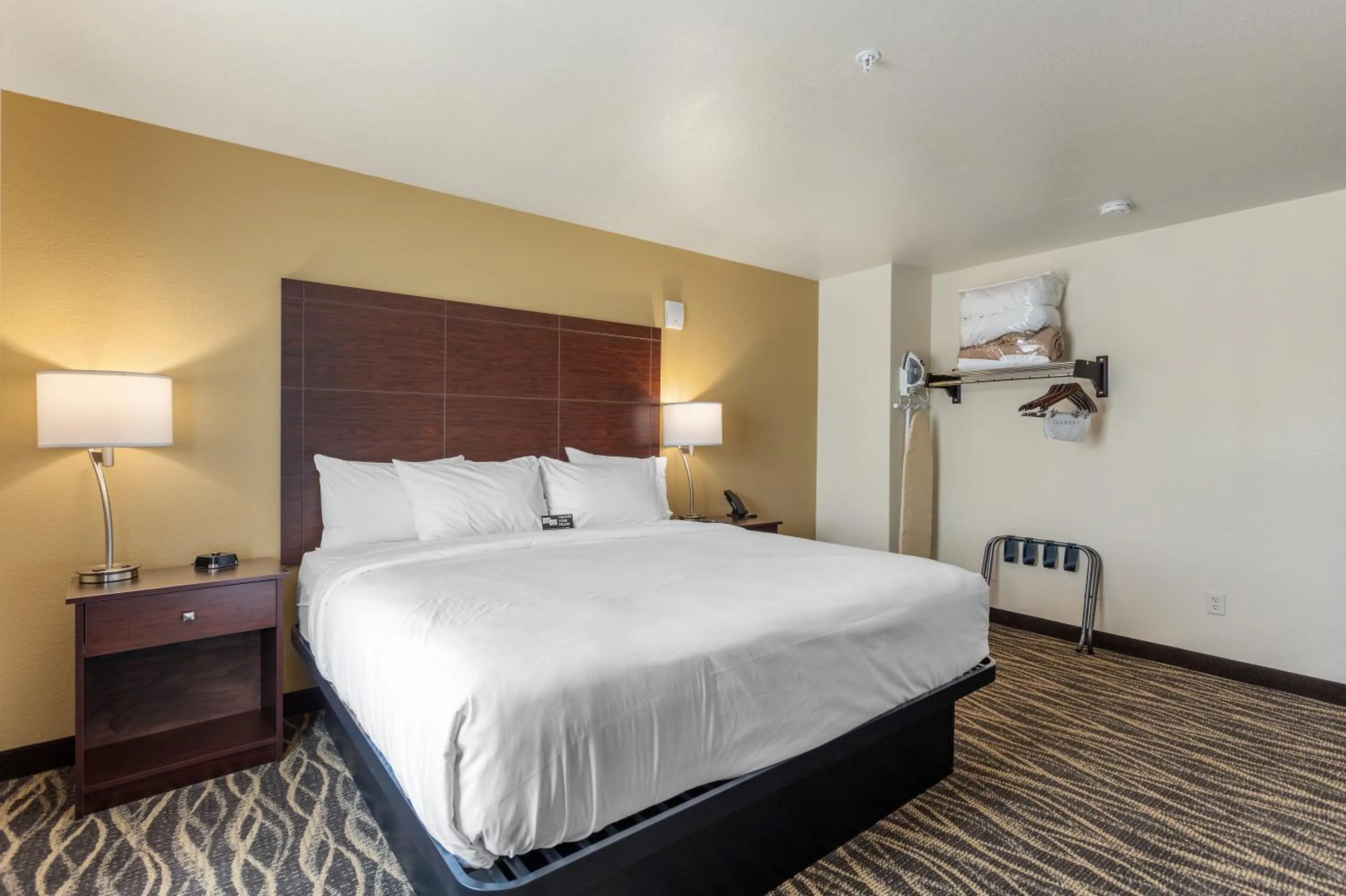 Bed in Cobblestone Hotel & Suites - De Pere Green Bay