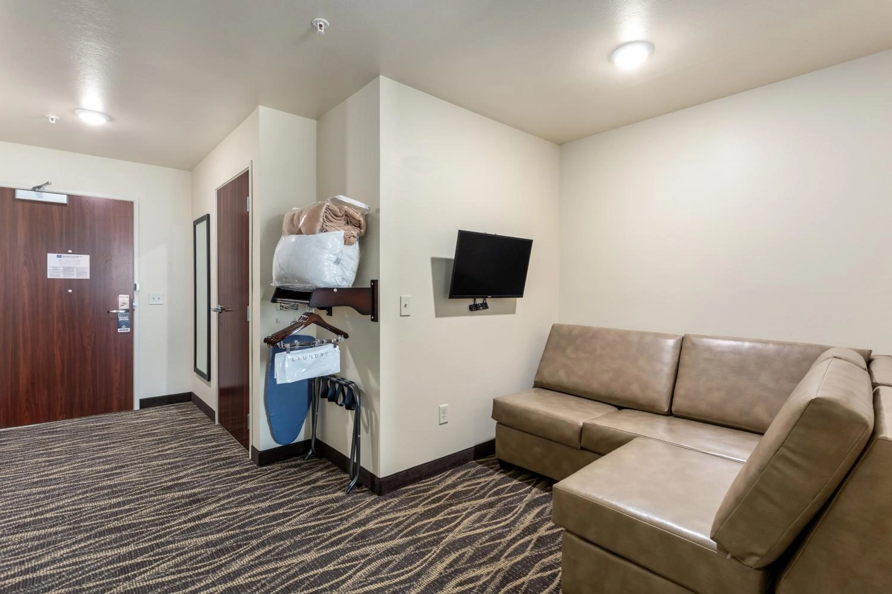 TV and multimedia in Cobblestone Hotel & Suites - De Pere Green Bay